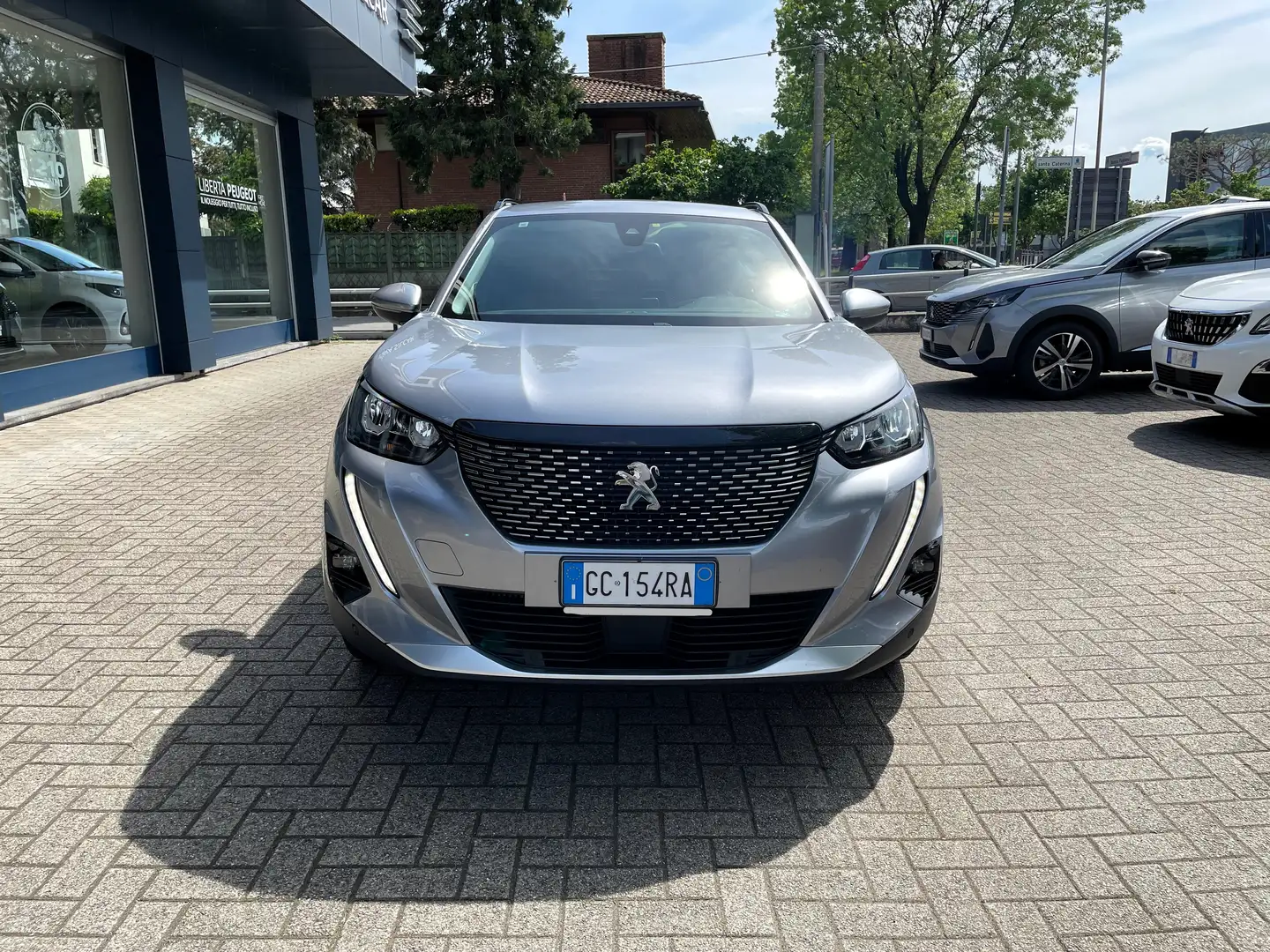Peugeot 2008 Allure Pack 1.2 P.Tech 130 CV Grijs - 2