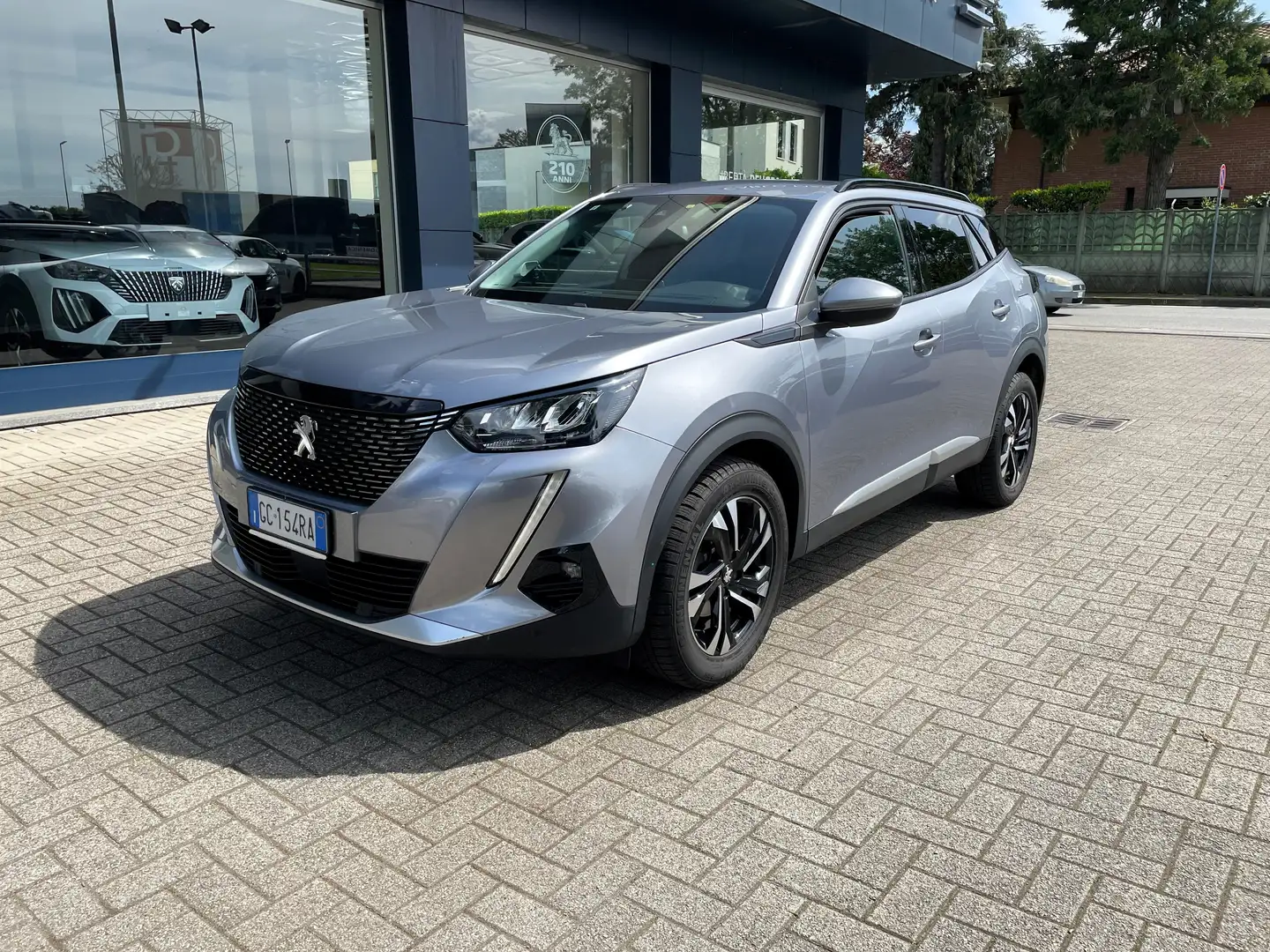 Peugeot 2008 Allure Pack 1.2 P.Tech 130 CV Grijs - 1