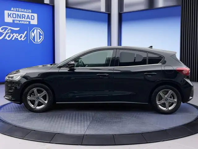 Ford Focus view 3