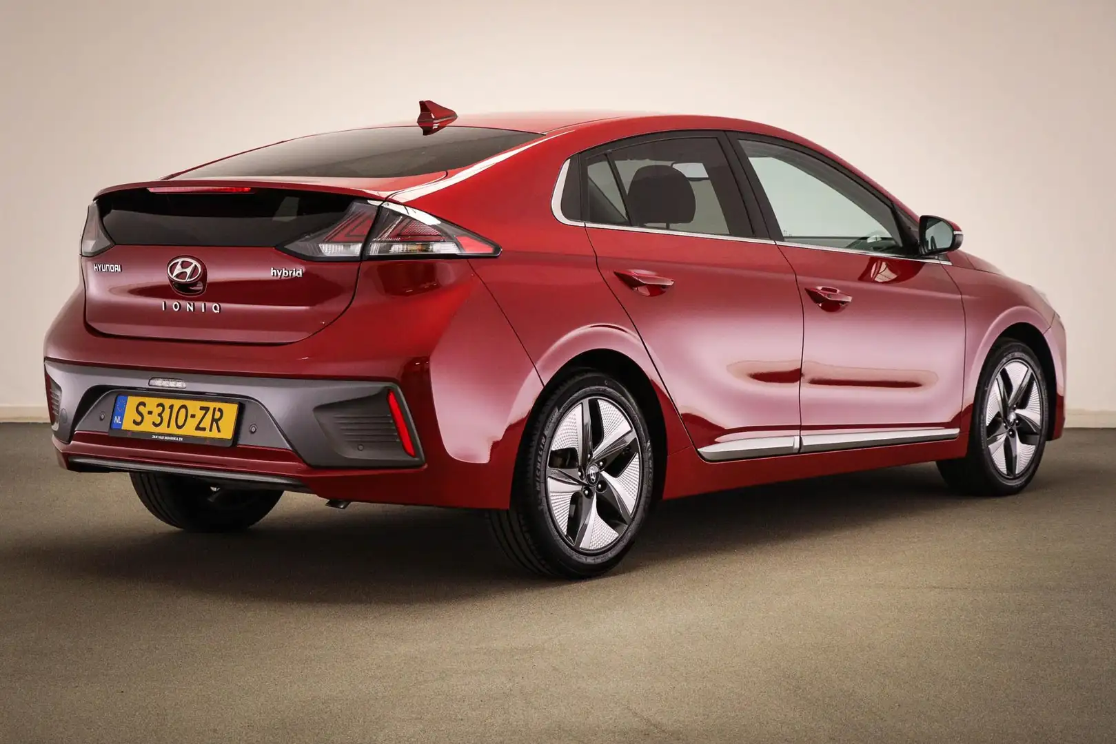 Hyundai IONIQ 1.6 GDi Comfort - Plus | STUURVERWARMING | DAB | A Rood - 2