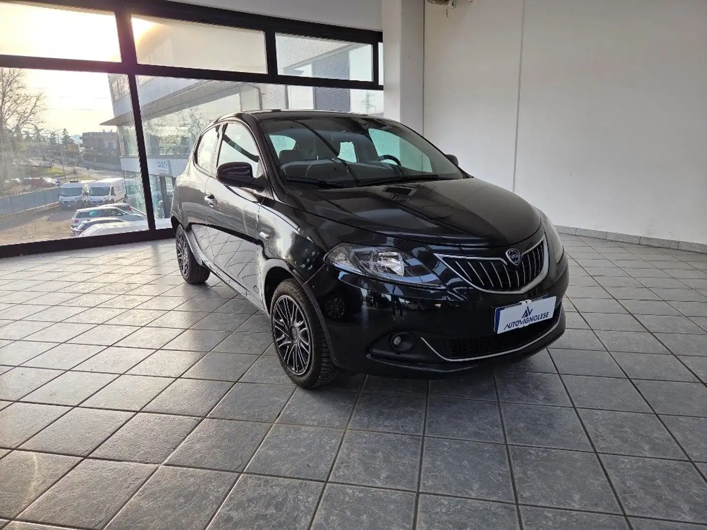 Lancia Ypsilon 1.0 FireFly 5 porte S&S Hybrid Gold-5 POSTI Grigio - 2