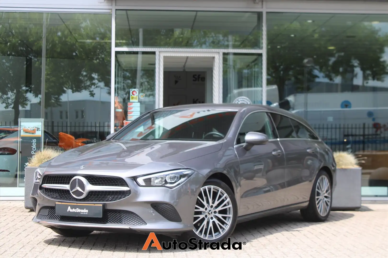 Mercedes-Benz CLA 180 Shooting Brake New Business Solution 136PK I Navi Gris - 1