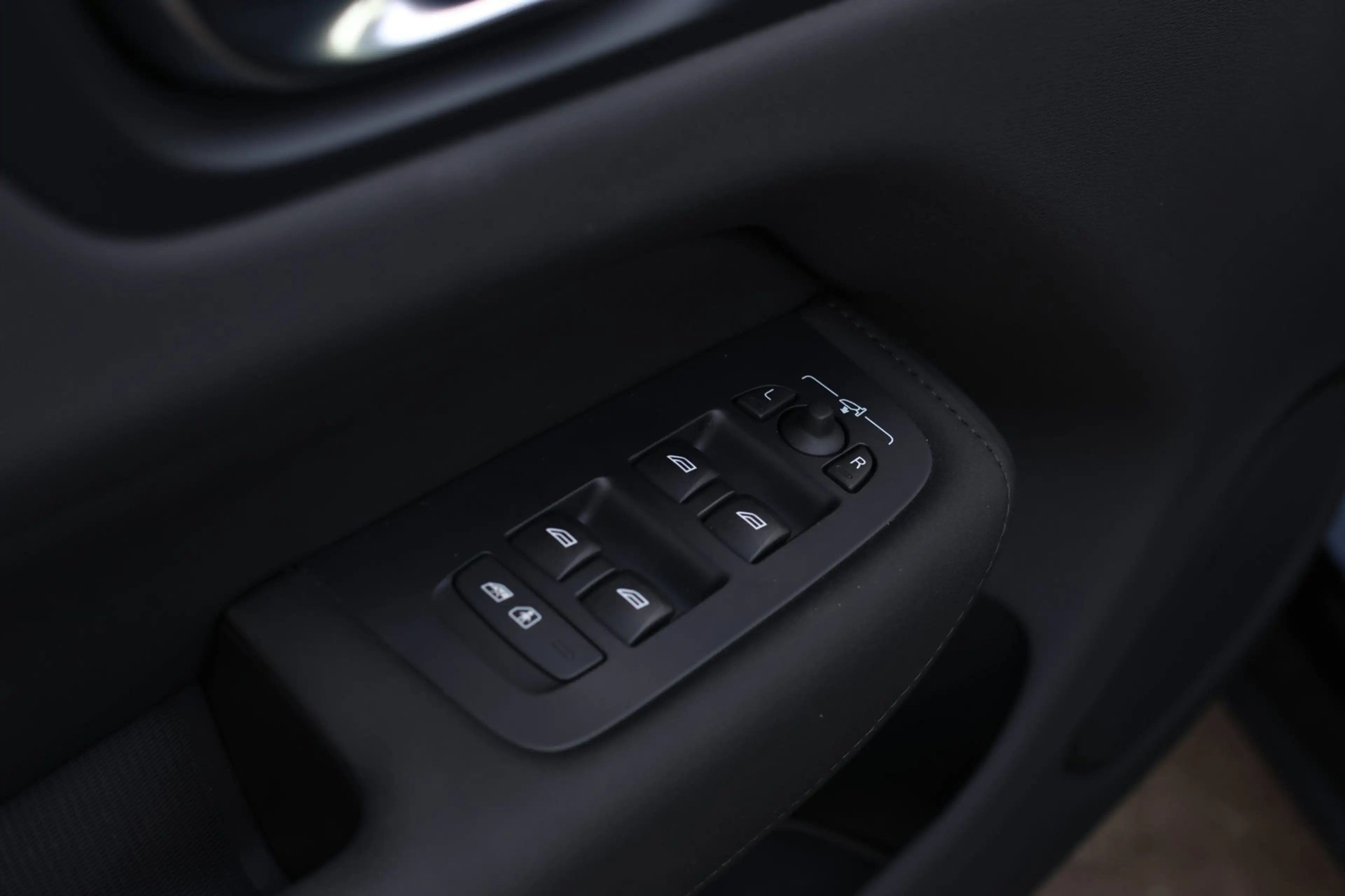Volvo XC60 2.0 T8 Plug-in hybrid AWD Ultra Black Edition *B&W — photo 35