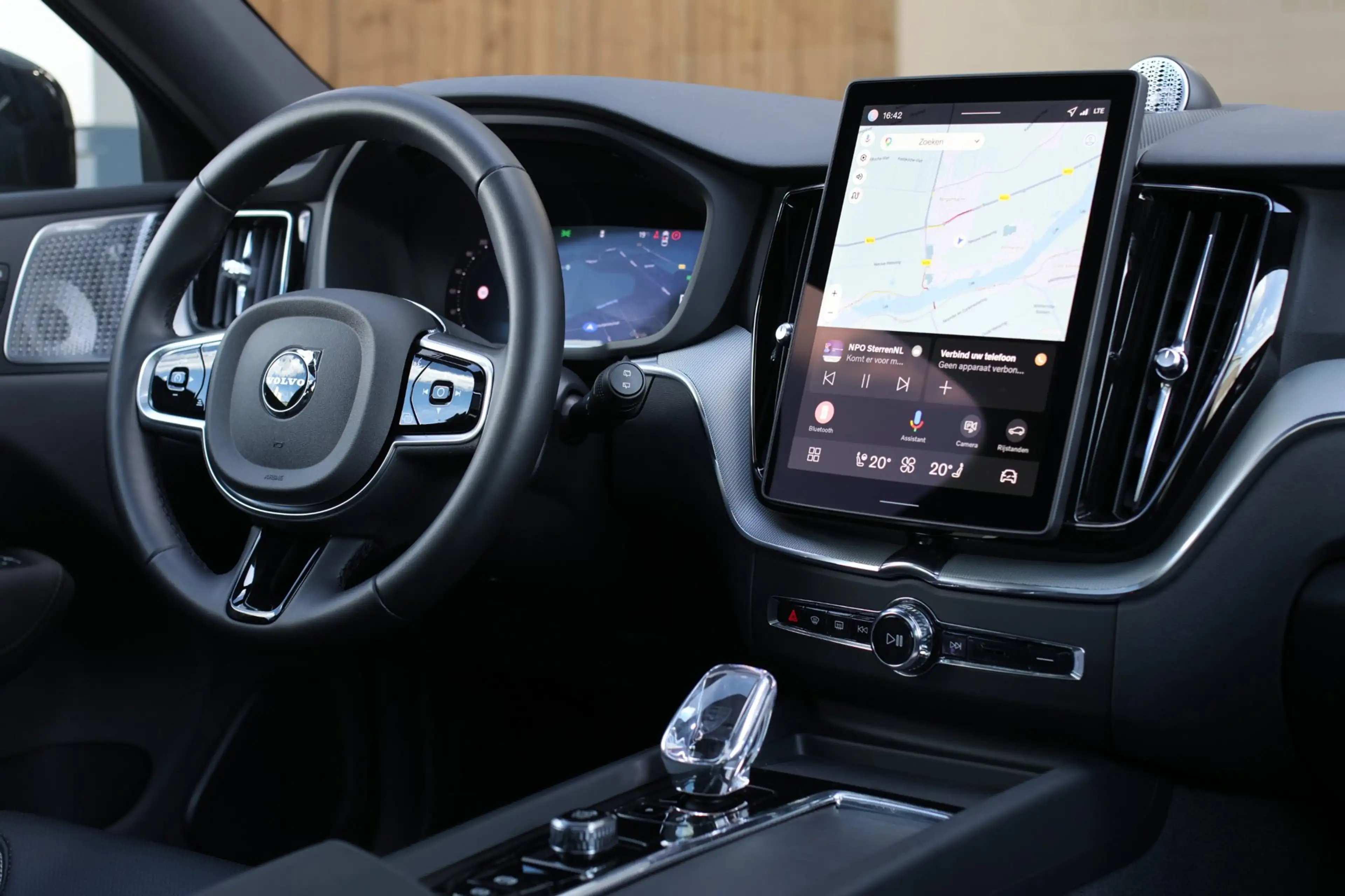 Volvo XC60 2.0 T8 Plug-in hybrid AWD Ultra Black Edition *B&W — photo 48