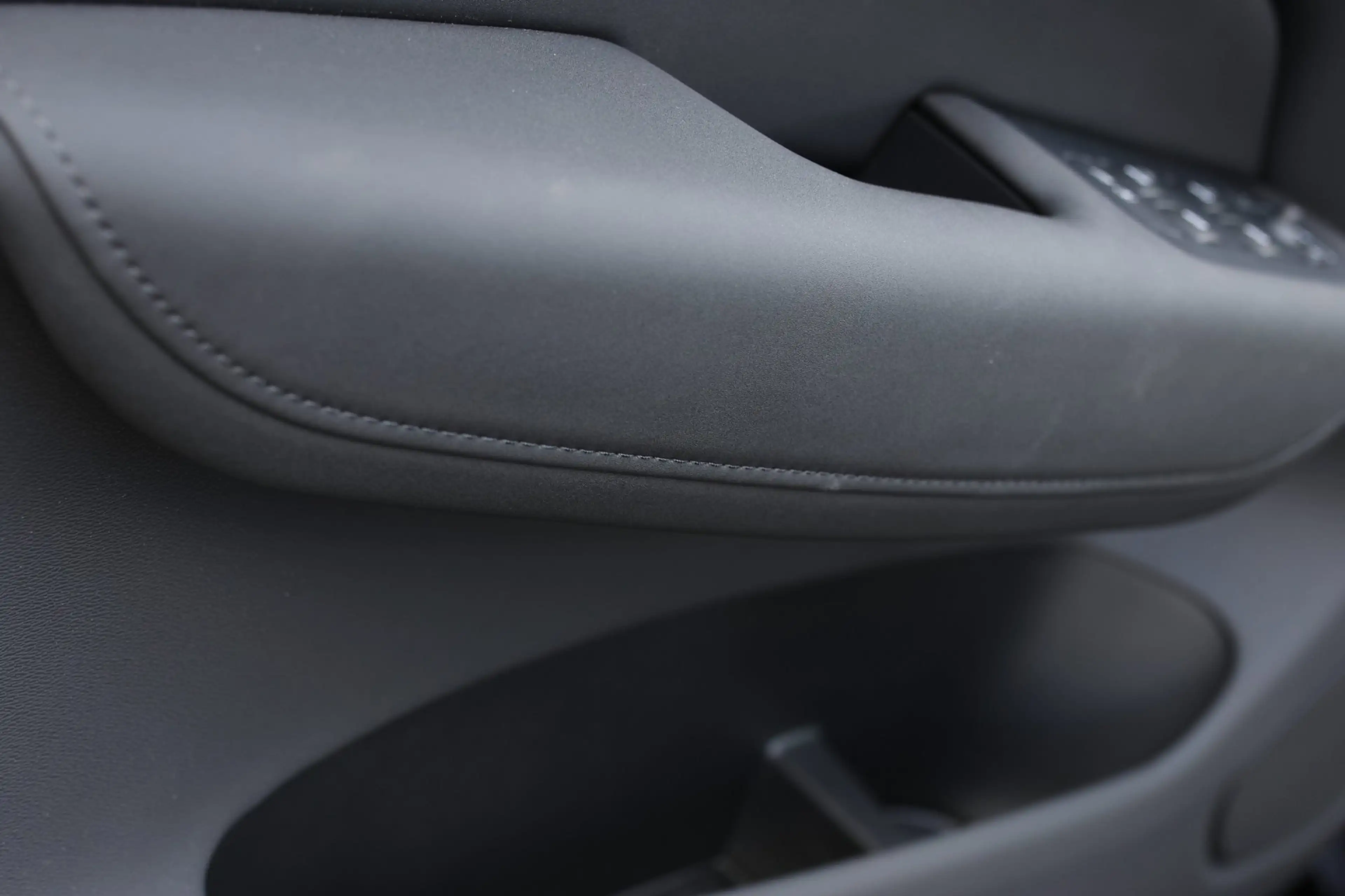 Volvo XC60 2.0 T8 Plug-in hybrid AWD Ultra Black Edition *B&W — photo 36