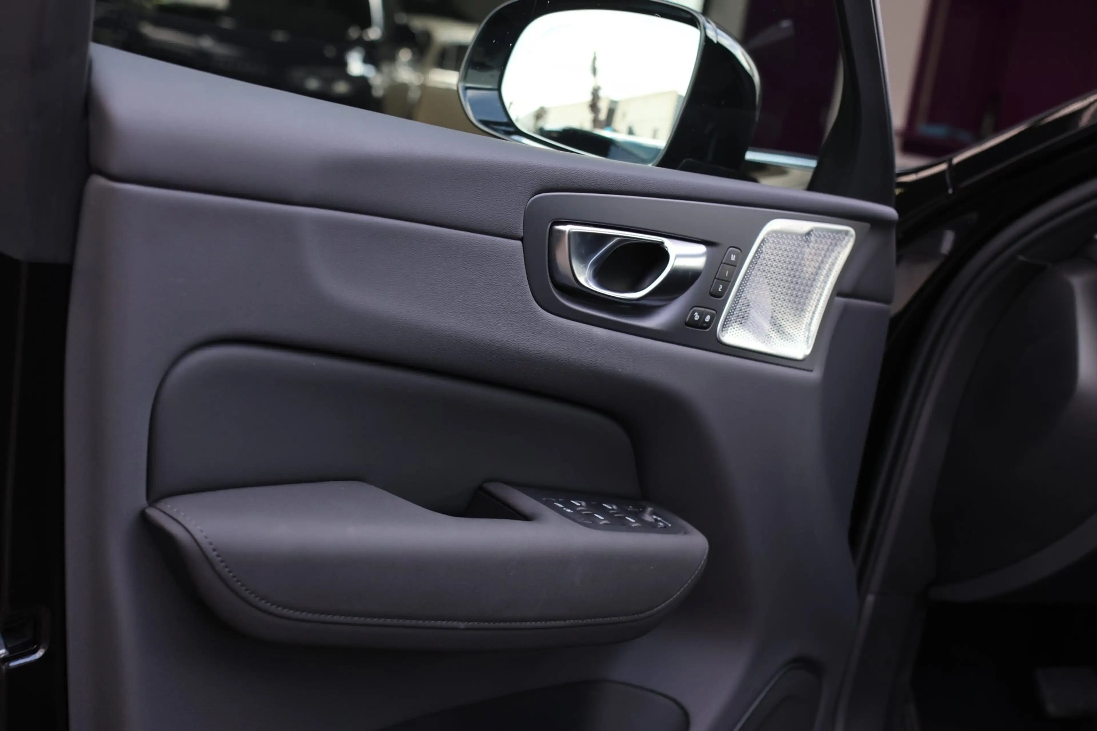 Volvo XC60 2.0 T8 Plug-in hybrid AWD Ultra Black Edition *B&W — photo 30