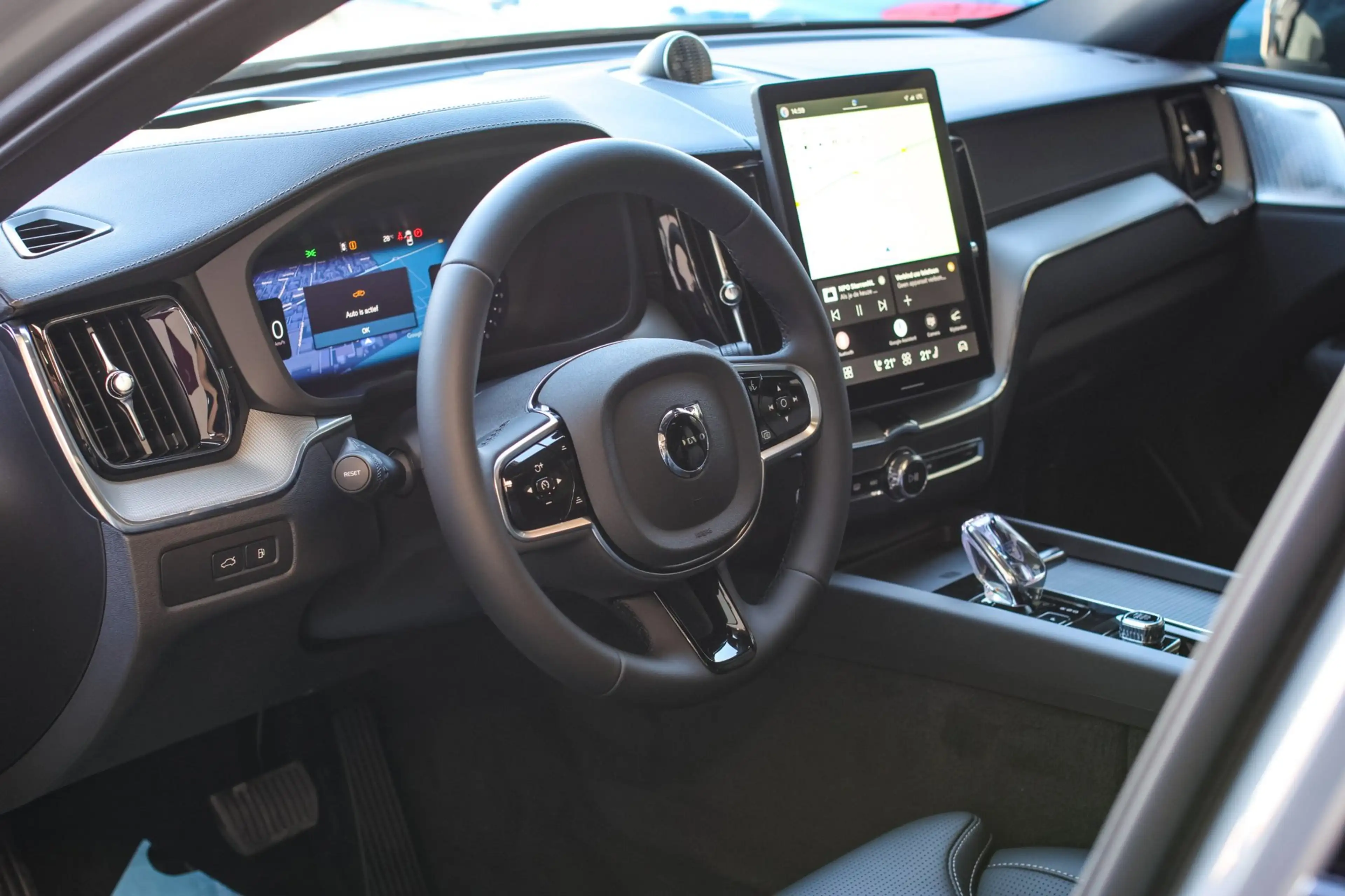 Volvo XC60 2.0 T8 Plug-in hybrid AWD Ultra Black Edition *B&W — photo 3