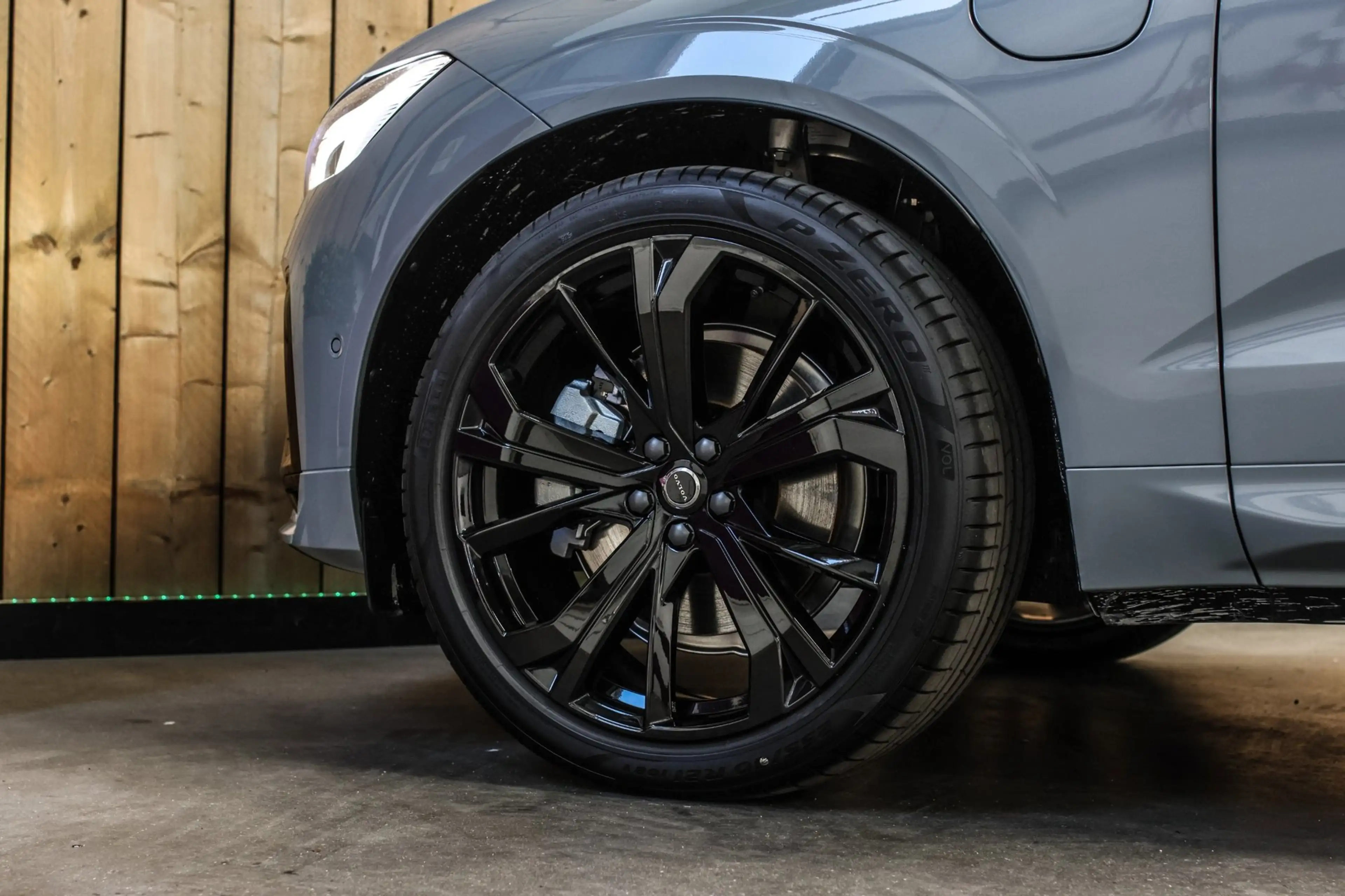Volvo XC60 2.0 T8 Plug-in hybrid AWD Ultra Black Edition *B&W — photo 28
