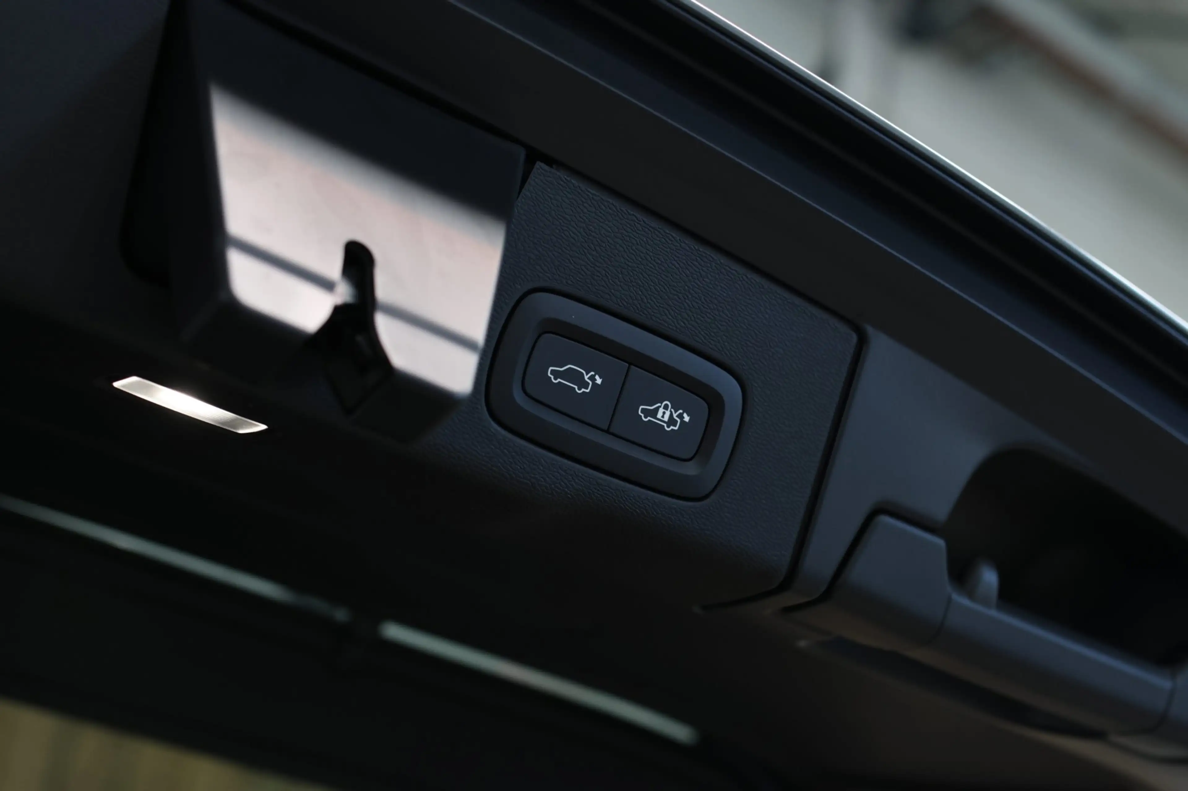 Volvo XC60 2.0 T8 Plug-in hybrid AWD Ultra Black Edition *B&W — photo 24