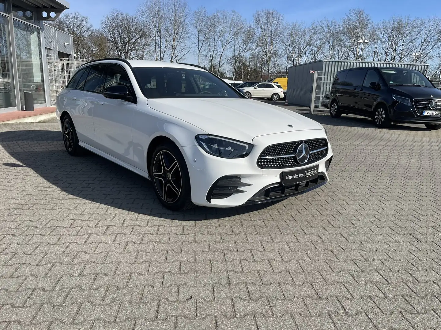 Mercedes-Benz E 300 E 300 d T 4M AMG/360/LED/Totwinkelassisten/Night Bílá - 2