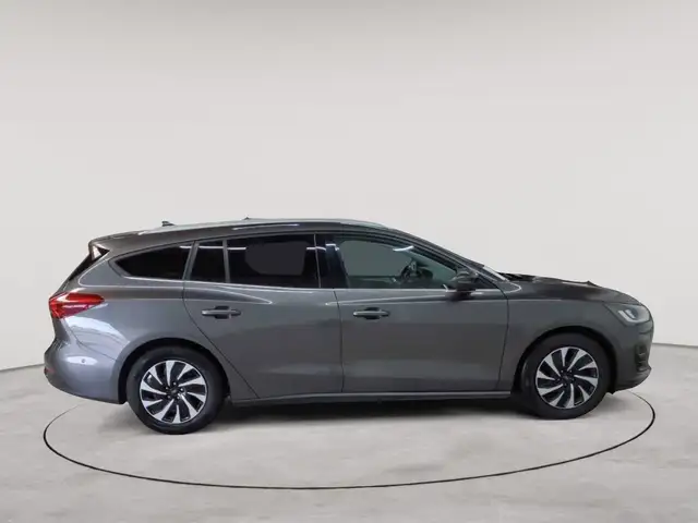 Ford Focus view 3