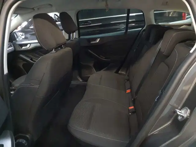 Ford Focus view 13