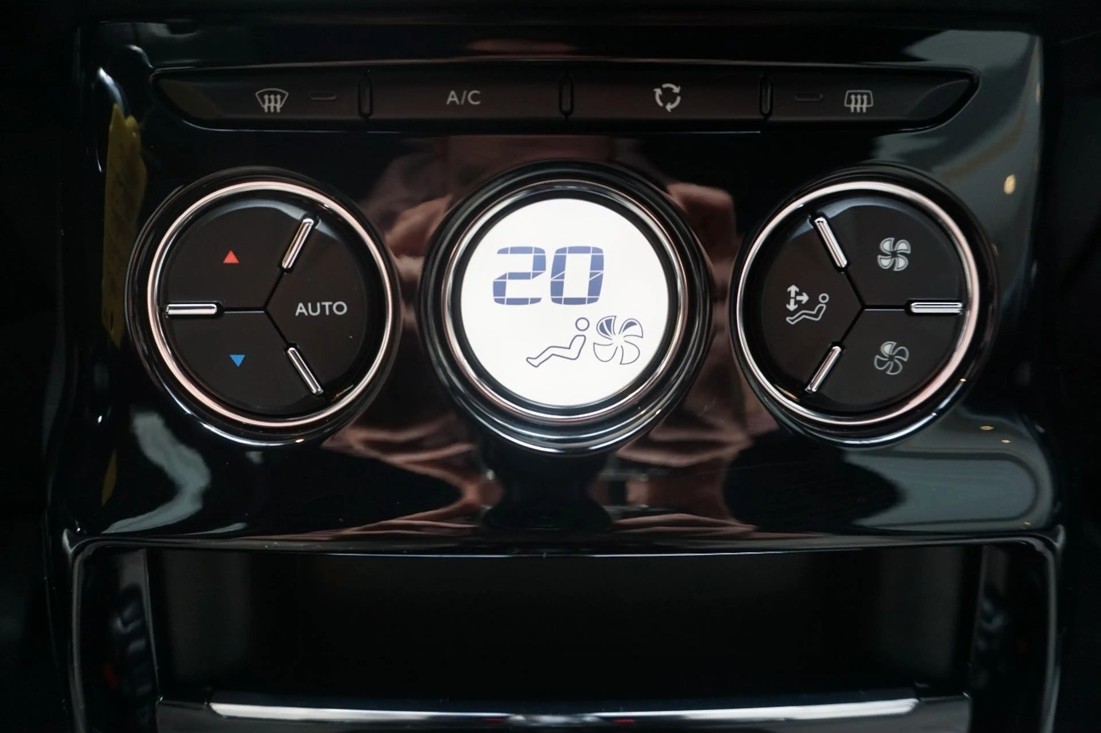DS Automobiles DS 3 SoChic NAVI, LEDER, LED, SITZHEIZUNG, PDC — photo 10