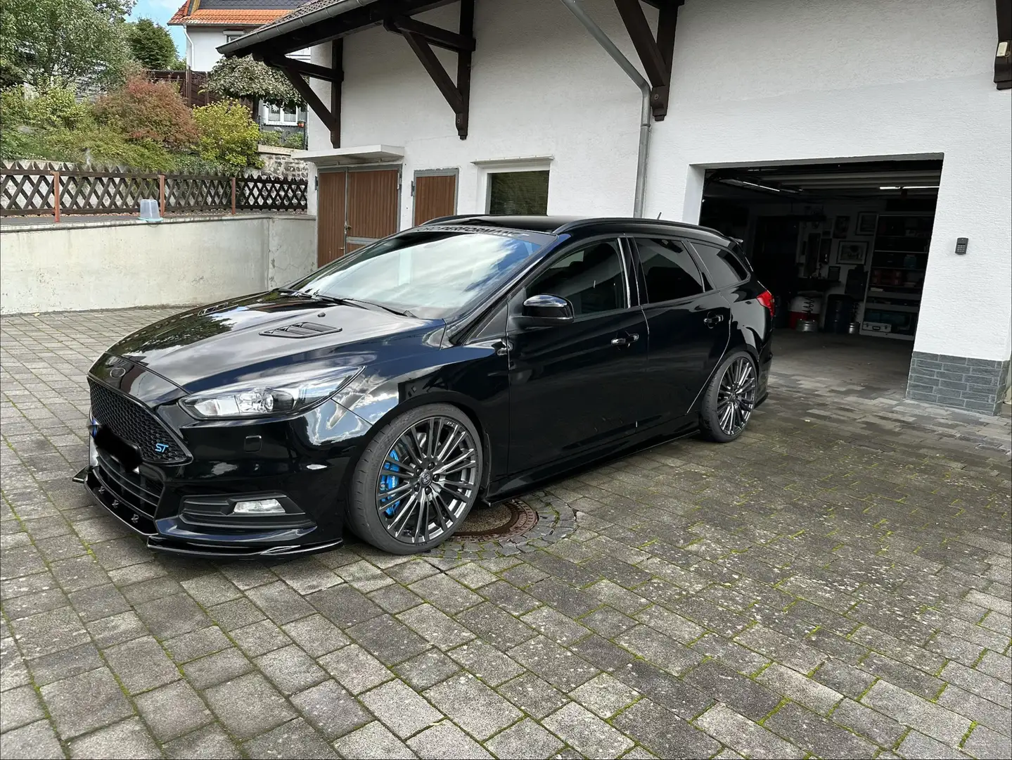 Ford Focus Turnier 2.0 EcoBoost ST mit Leder-Sport-Paket - 1