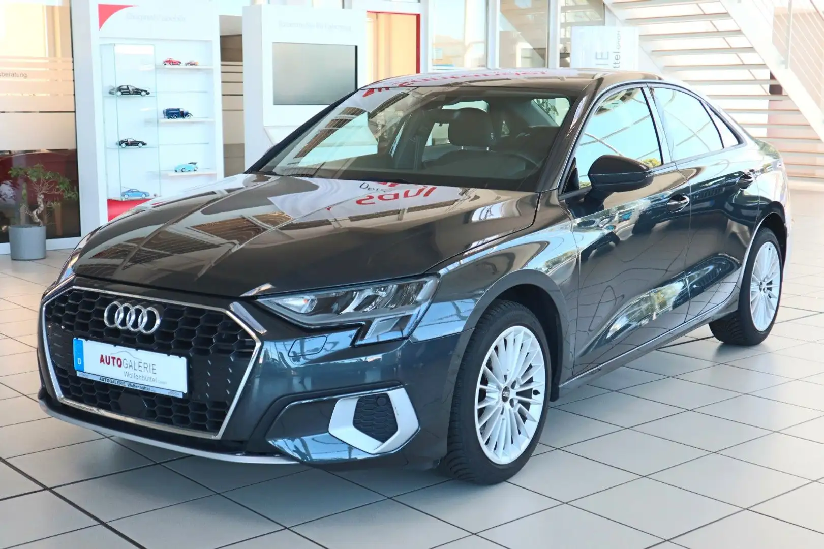 Audi A3 Limousine 30 TFSI advanced LED Navi Grau - 1