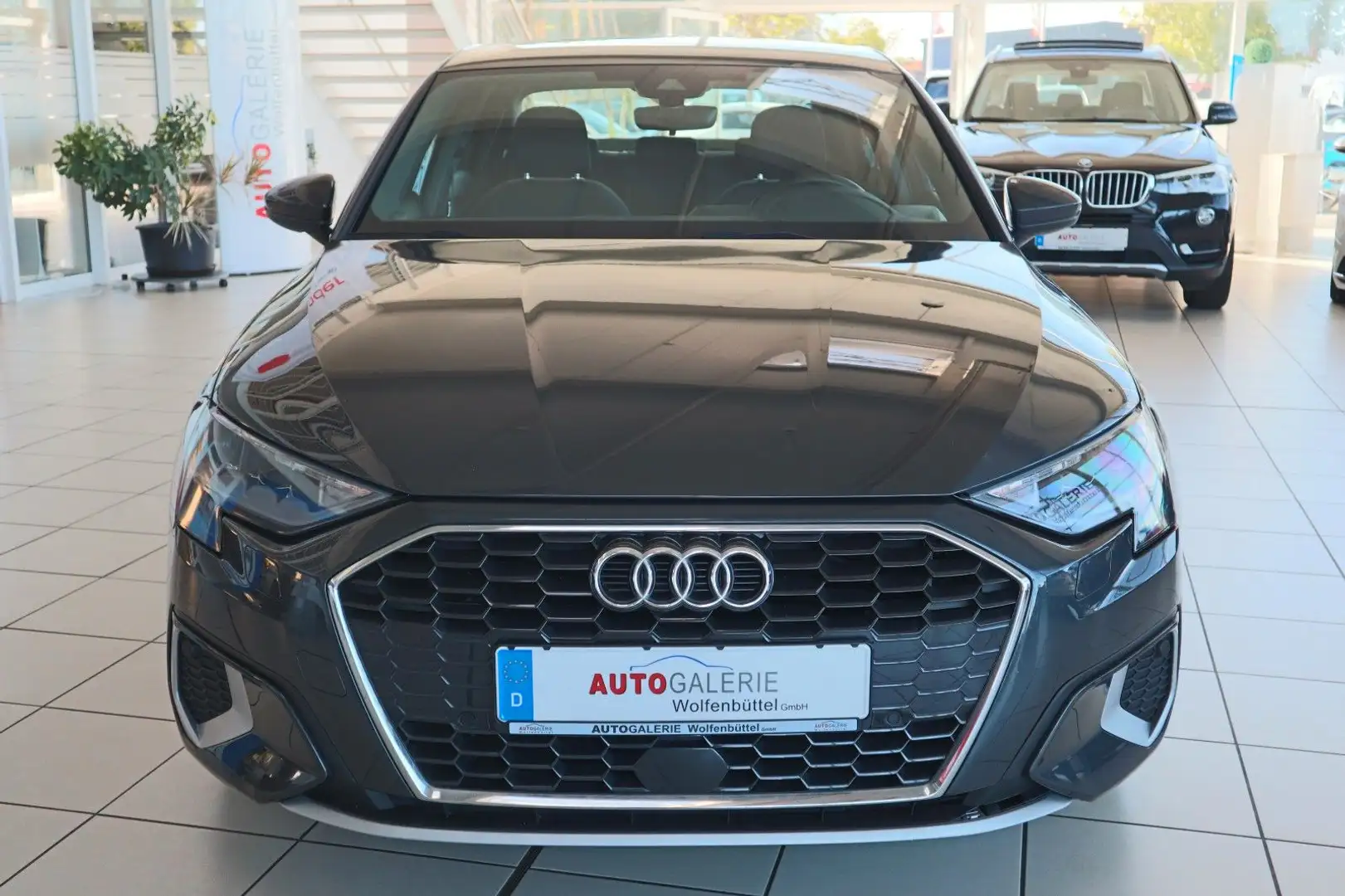 Audi A3 Limousine 30 TFSI advanced LED Navi Grau - 2