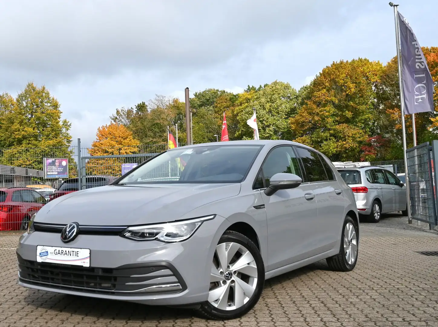 Volkswagen Golf VIII 1.5 eTSI Style NAVI LED DSG CarPlay Grijs - 1