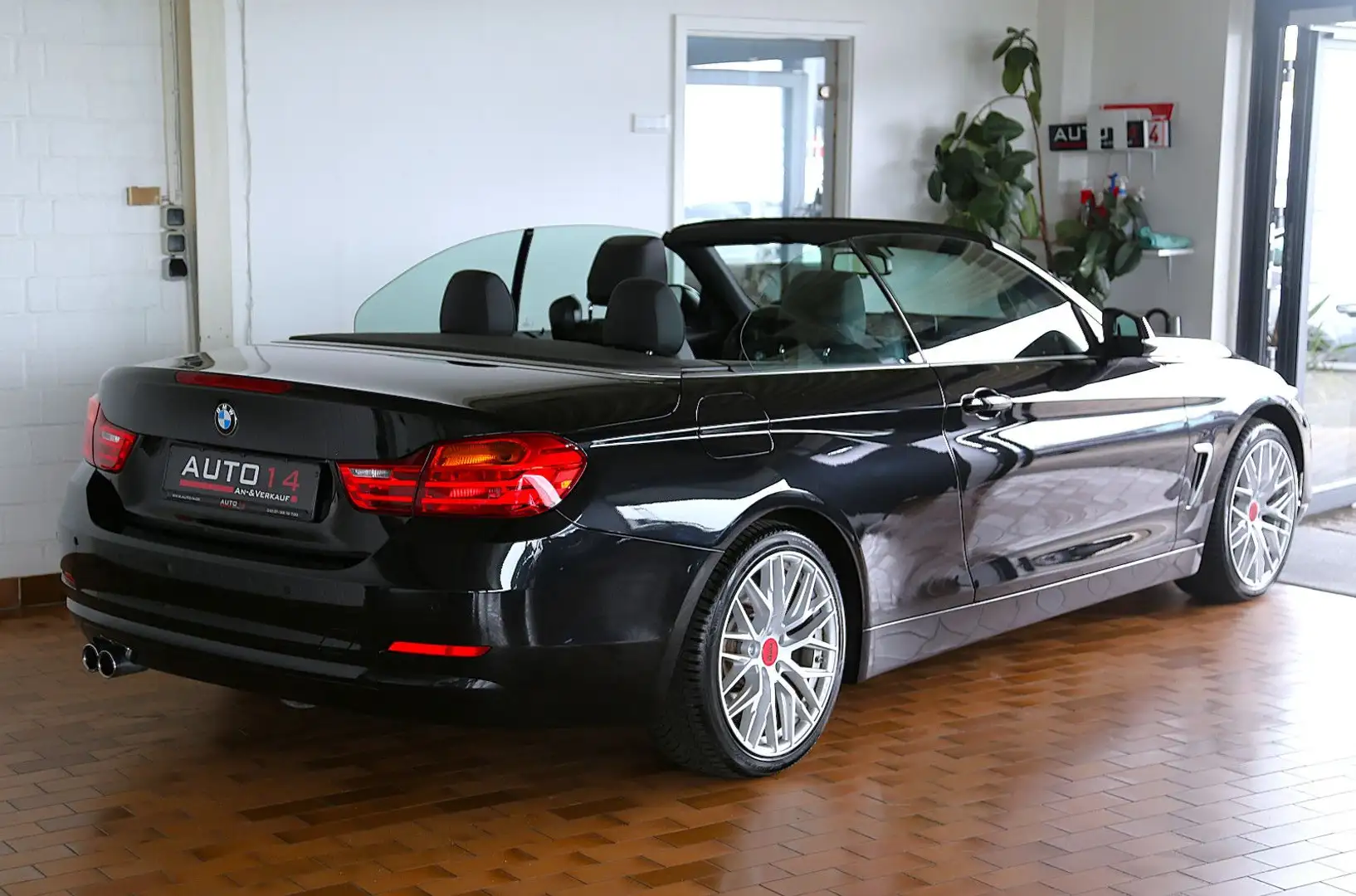 BMW 420 i Cabrio Navi Leder Xenon PDC AHK M-Fahrwerk Schwarz - 2