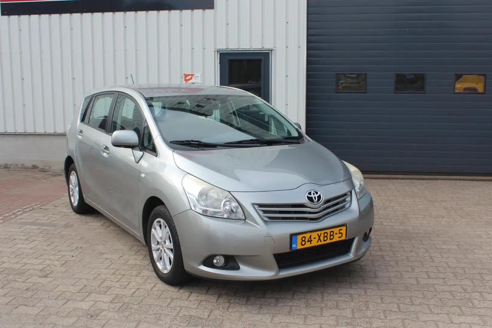 Toyota Verso 1.8 VVT-i Aspiration 2e eigenaar, trekhaak. Gris - 2