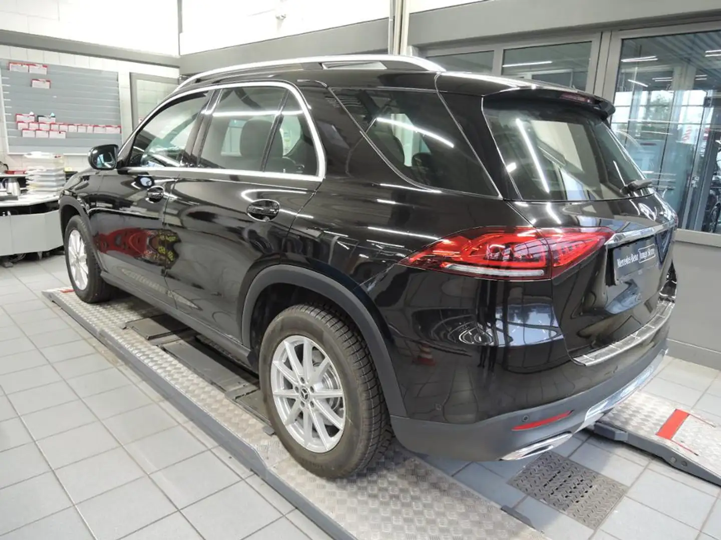 Mercedes-Benz GLE 350 d 4M AMG-Int./Multibeam/Panorama-SD/AHK Schwarz - 2
