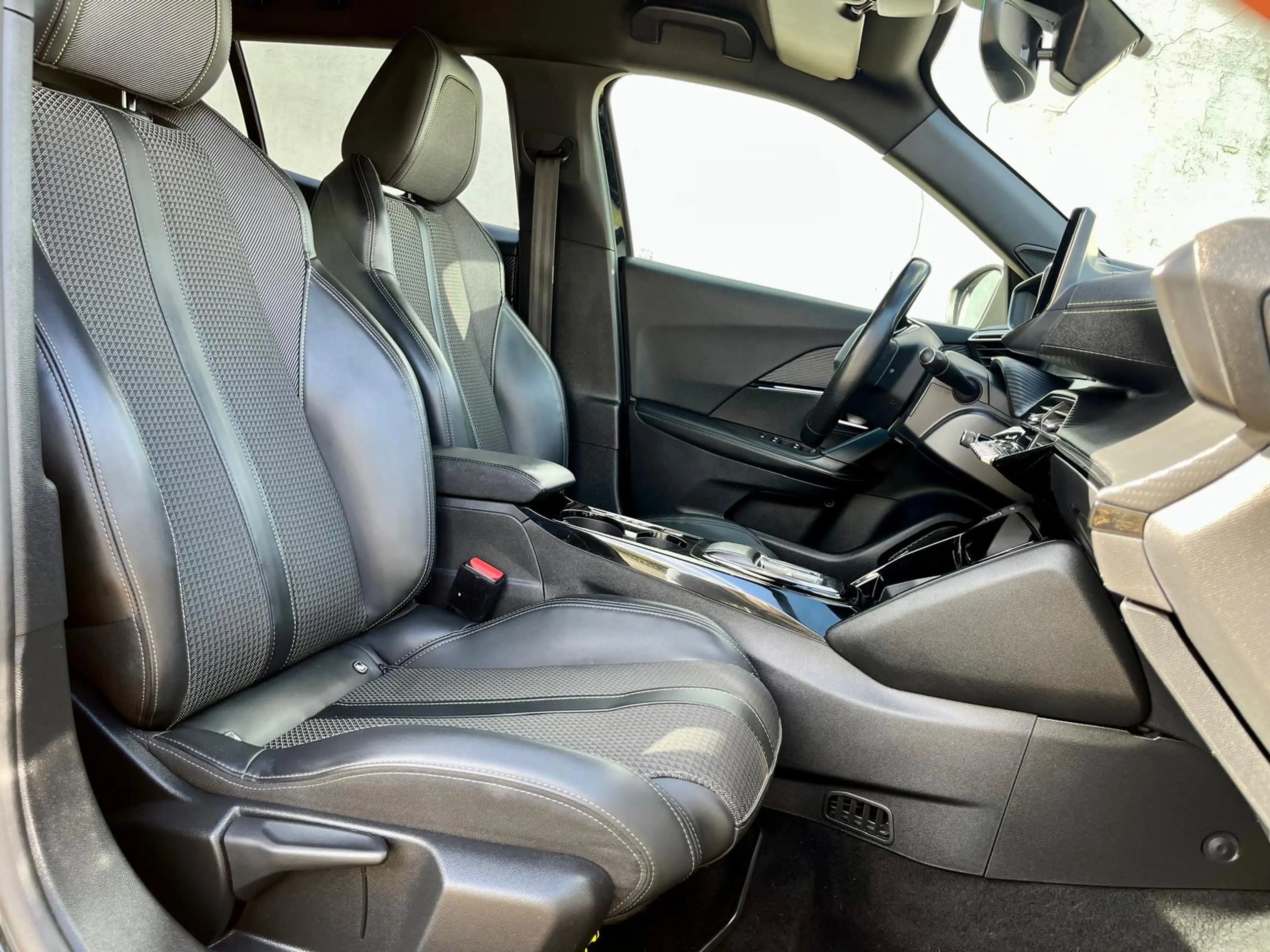 Peugeot e-2008 50 kWh GT Soh92%/FULL-LED/NAV/CARPLAY/CAMERA/ACC/PDC/SIEGES-CHAUFF — photo 9