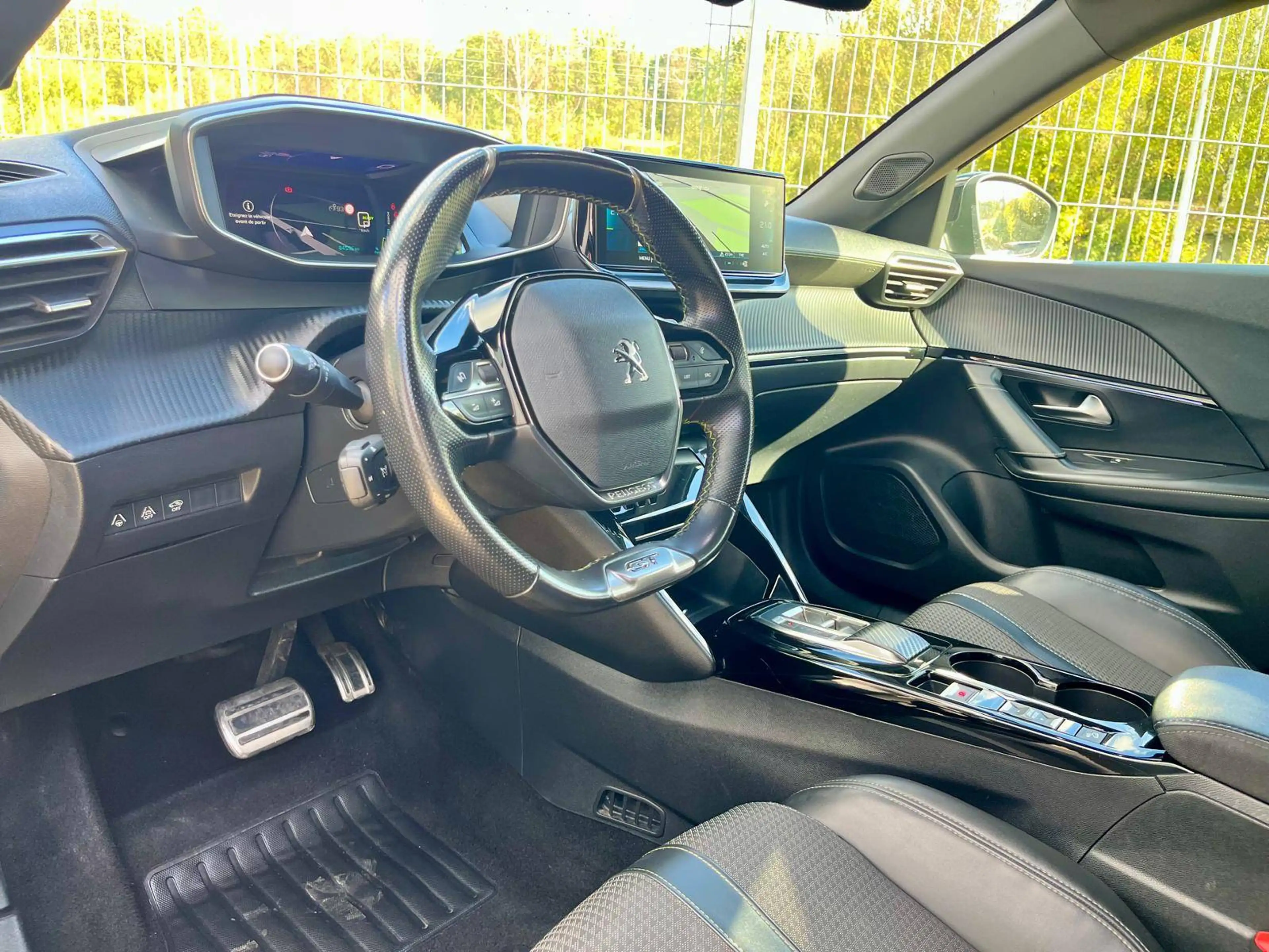Peugeot e-2008 50 kWh GT Soh92%/FULL-LED/NAV/CARPLAY/CAMERA/ACC/PDC/SIEGES-CHAUFF — photo 11