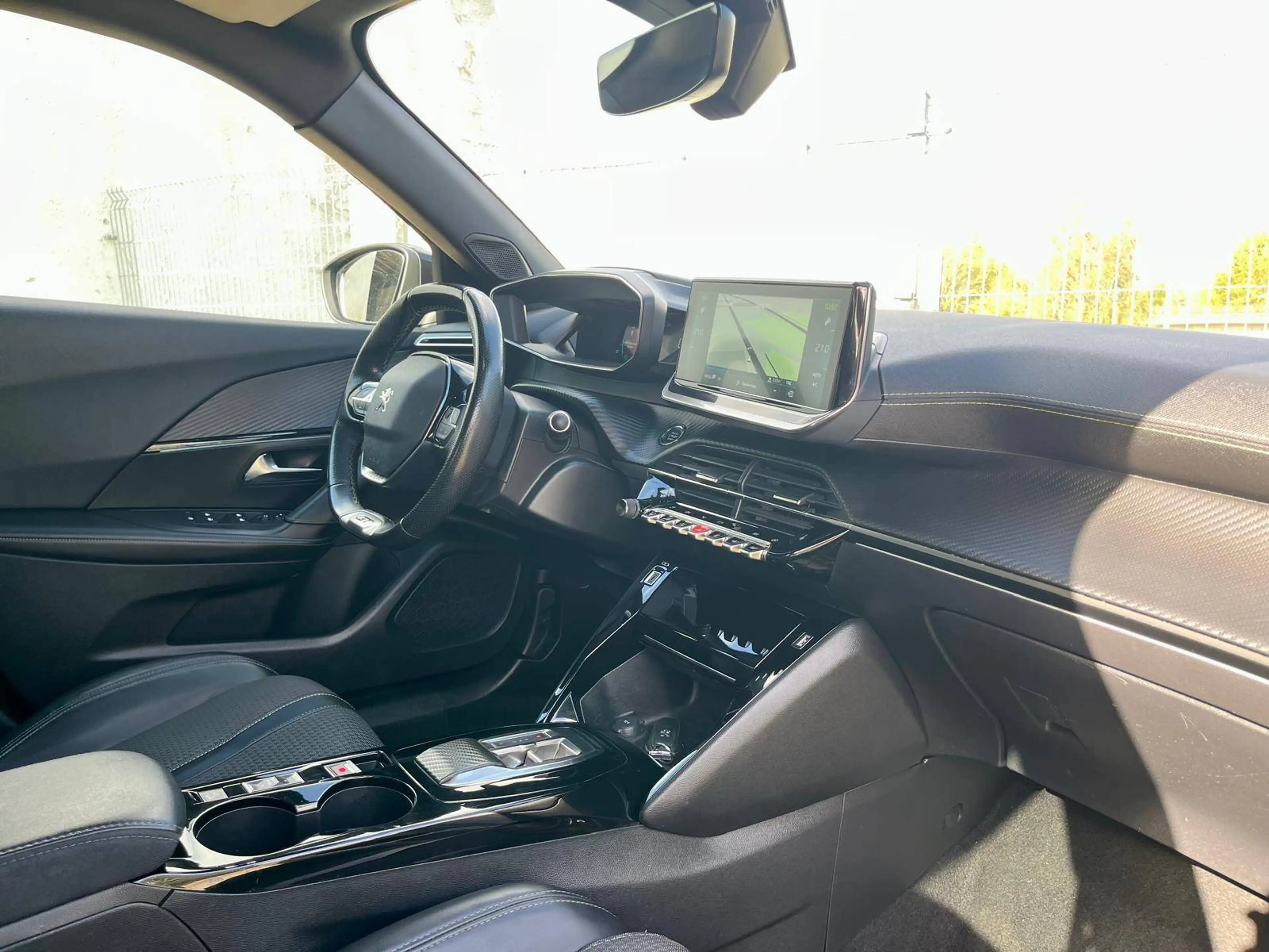 Peugeot e-2008 50 kWh GT Soh92%/FULL-LED/NAV/CARPLAY/CAMERA/ACC/PDC/SIEGES-CHAUFF — photo 8