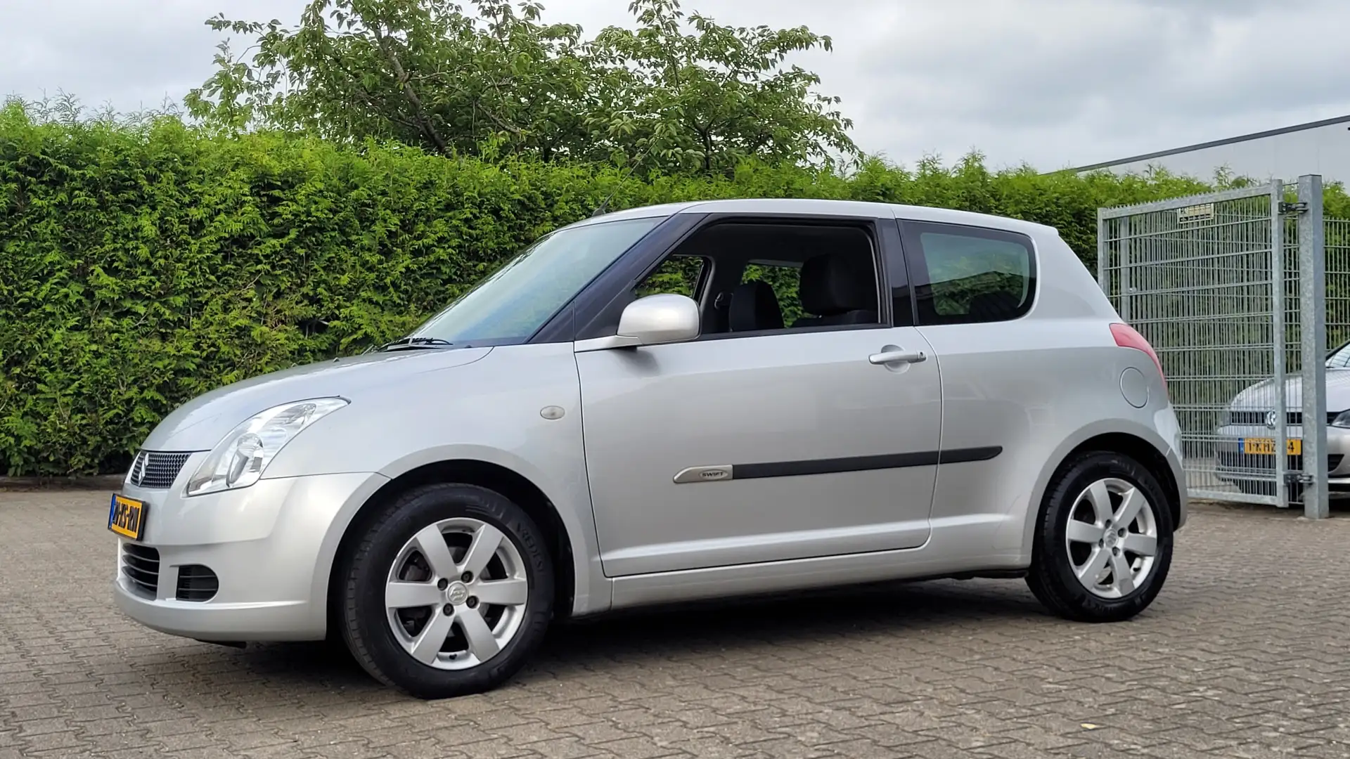 Suzuki Swift 1.3 GLS Sportvelgen Grau - 2