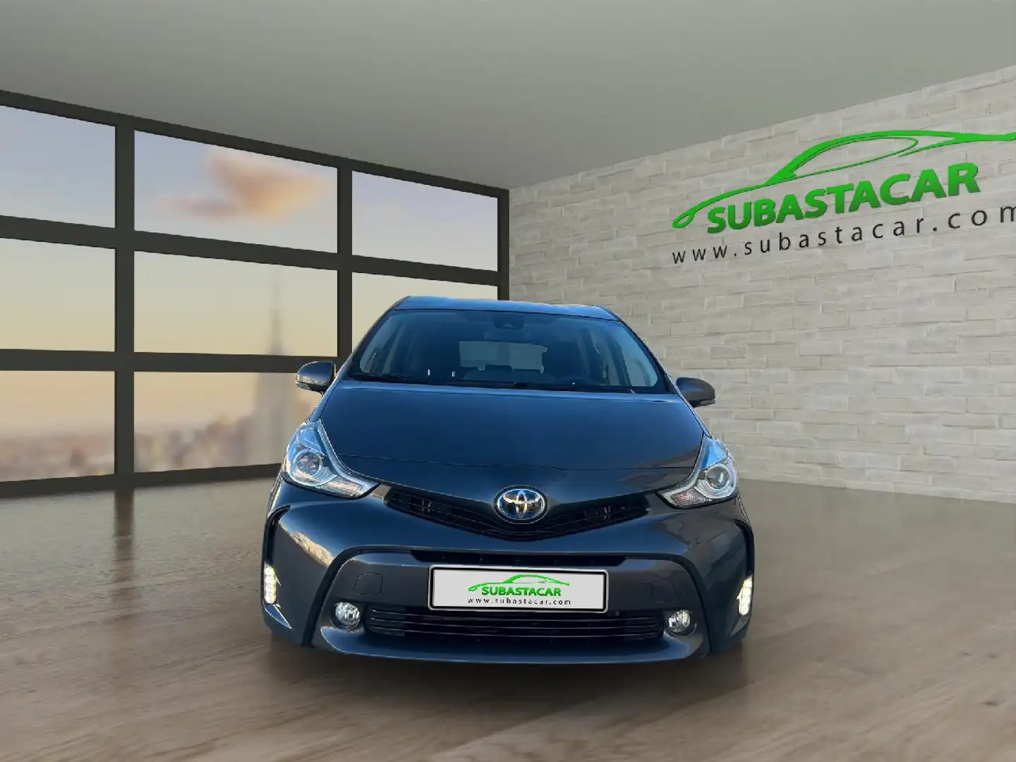 Toyota Prius + Eco Šedá - 2