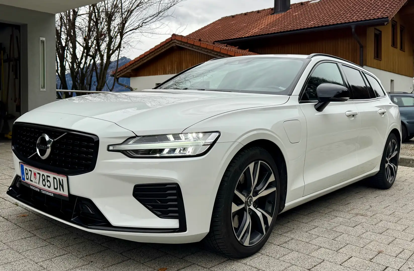 Volvo V60 V60 T6 AWD Recharge PHEV R-Design Weiß - 1
