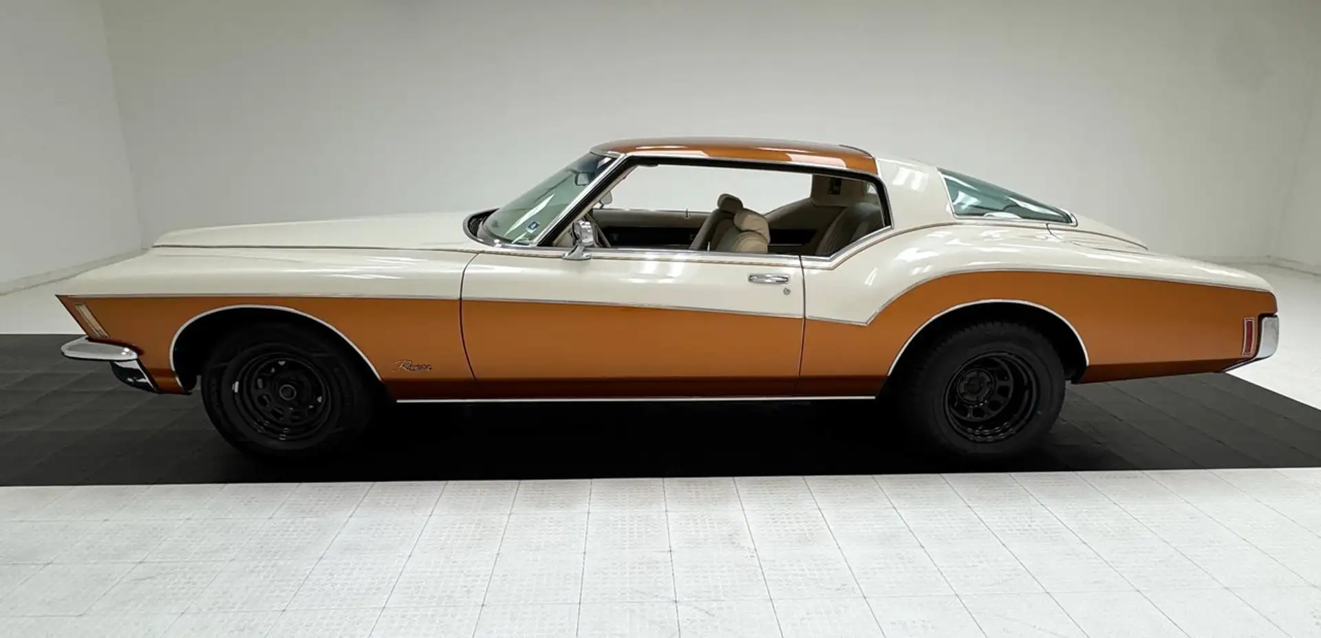 Buick Riviera Hardtop - 2
