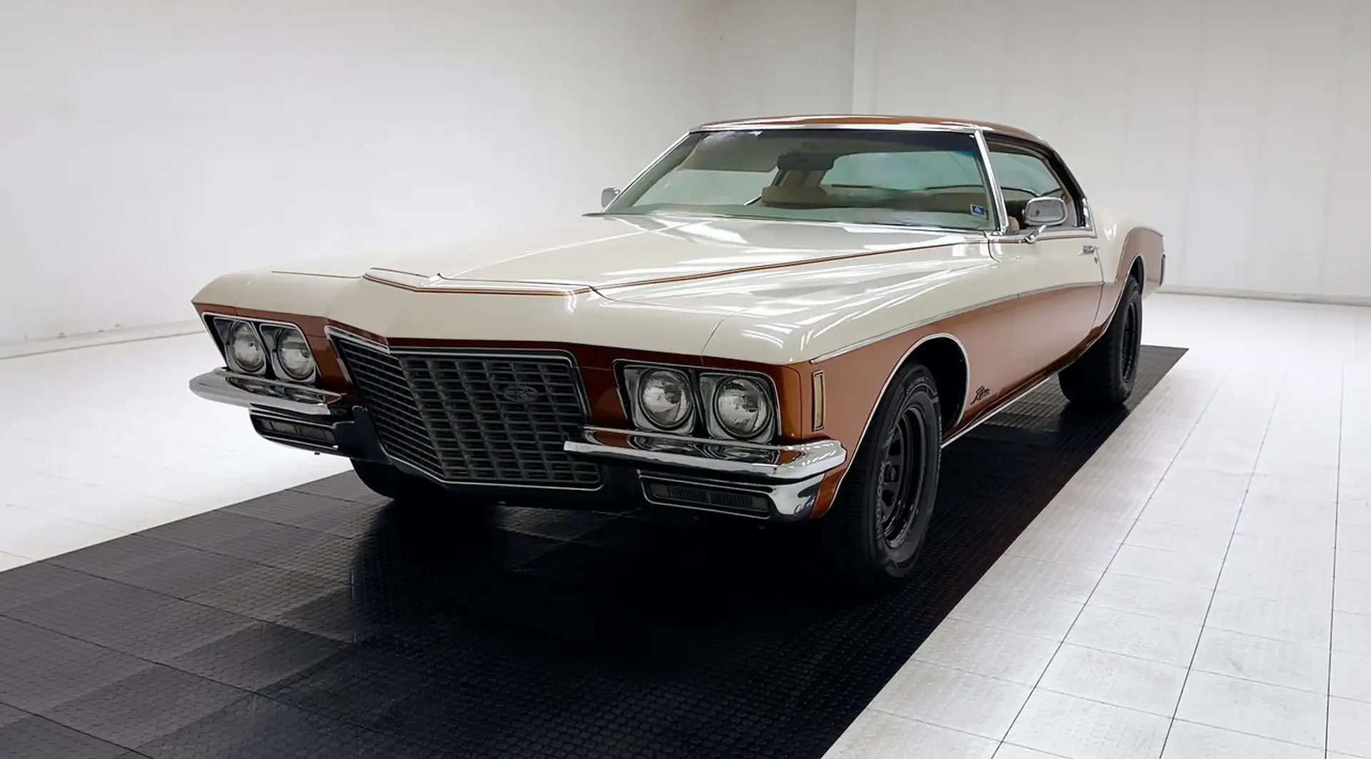 Buick Riviera Hardtop - 1