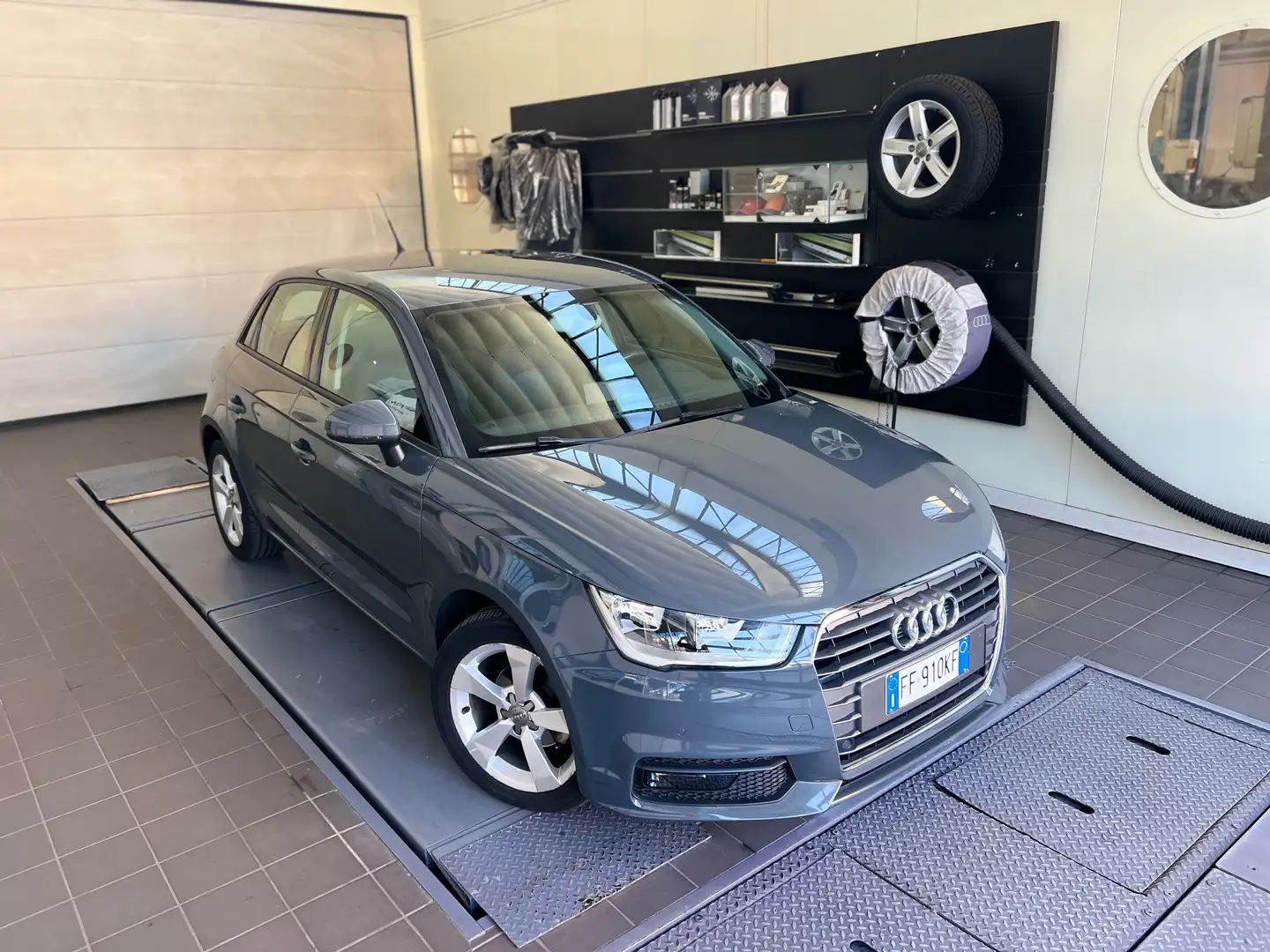 Audi A1 Sportback 1.0 tfsi ultra 95cv Grigio - 2
