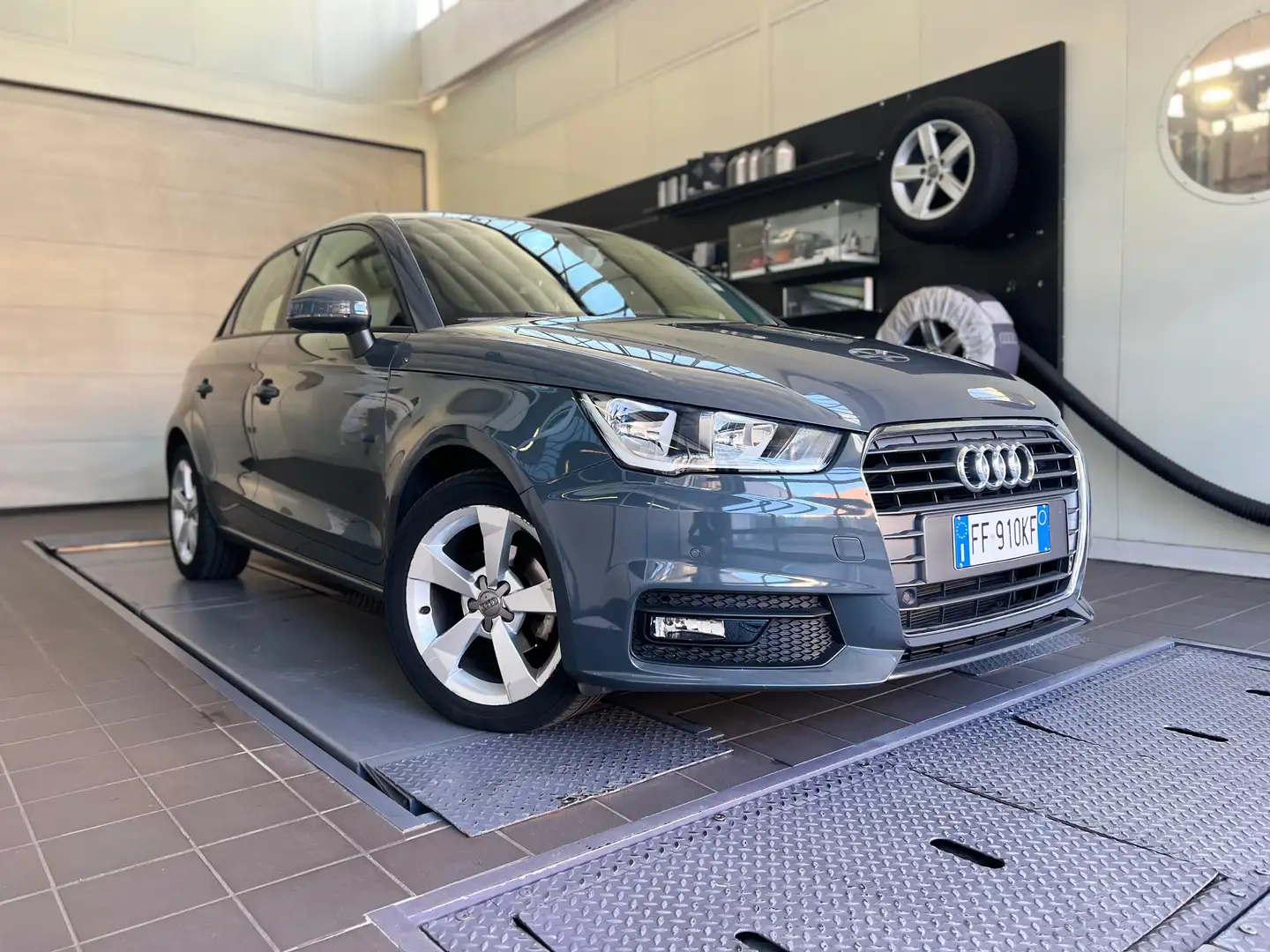 Audi A1 Sportback 1.0 tfsi ultra 95cv Grigio - 1