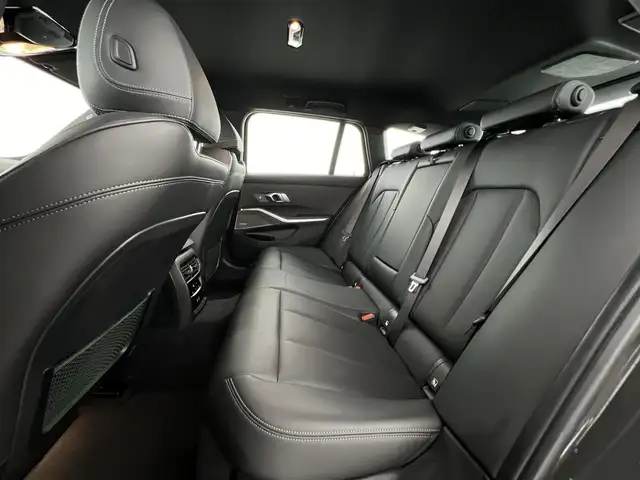 BMW 3 Series view 9