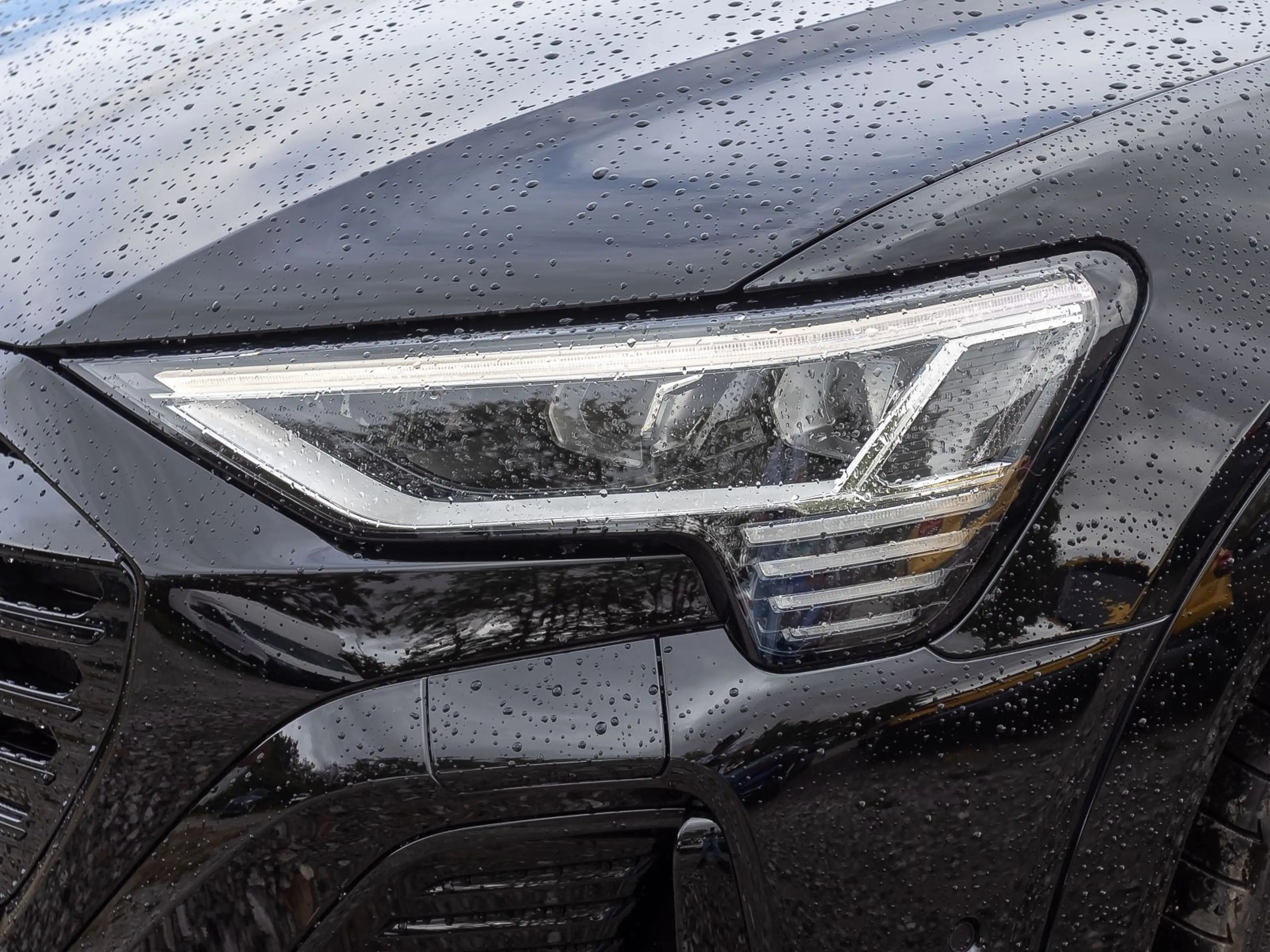 Audi Q8 e-tron S line 50 Navi LED Luftfederung Standk — photo 10