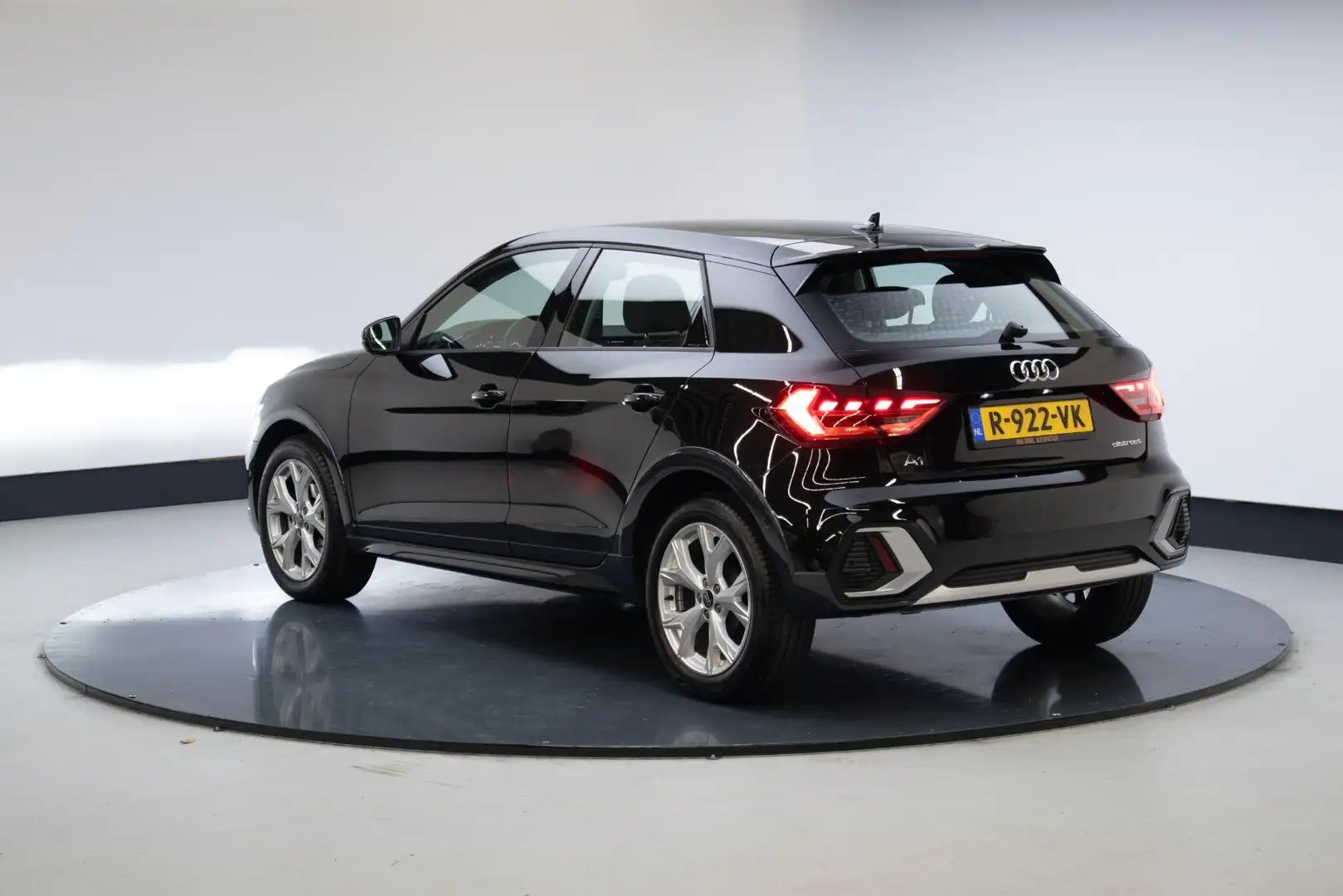 Audi A1 allstreet 25 TFSI Advanced edition Zwart - 2