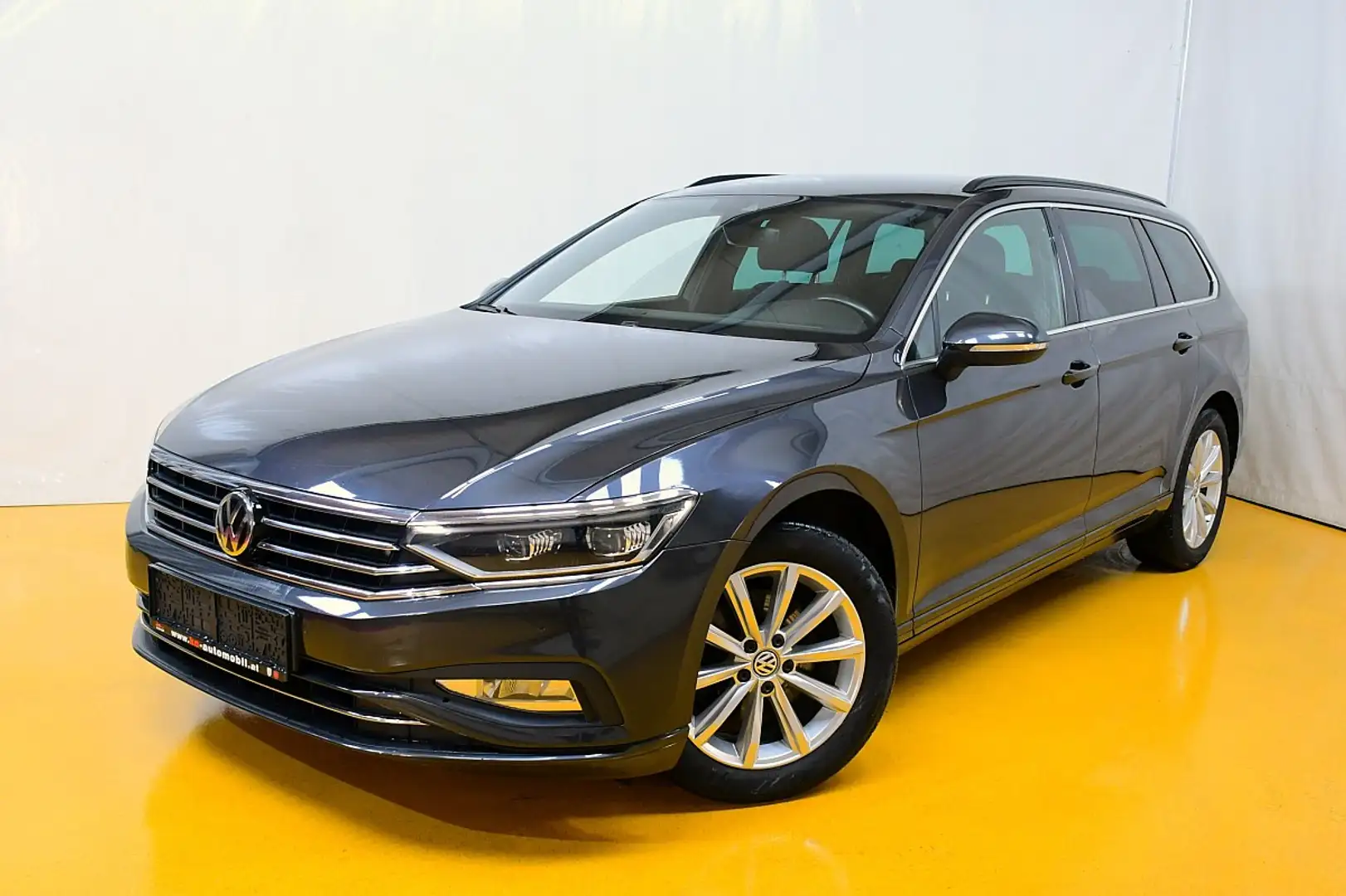 Volkswagen Passat Variant Business 2,0 SCR TDI Grau - 1