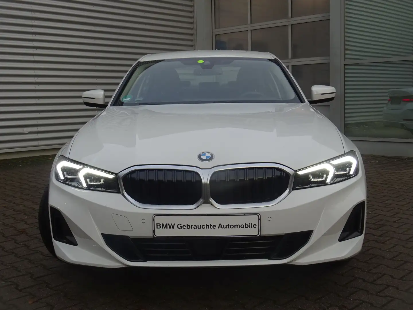 BMW 320 i Lim. FACELIFT HuD ACC Drive/Parkassist SH Weiß - 2