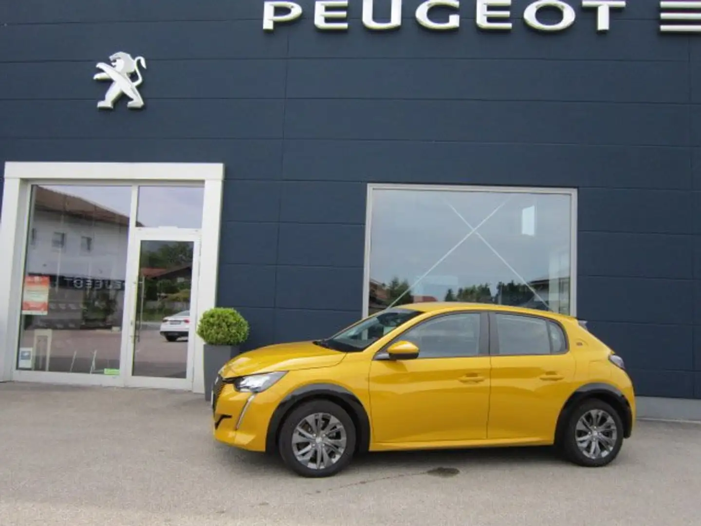 Peugeot e-208 208 Active Pack Elektromotor 136 Amarillo - 1