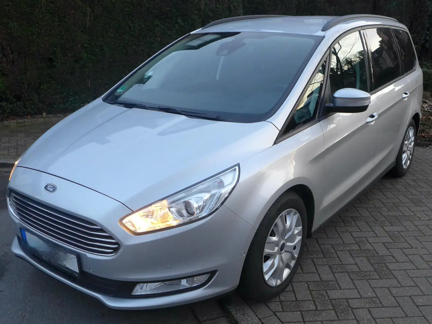 Ford Galaxy Galaxy 2.0 TDCi Aut. Titanium 7 Sitzer/SHZ/PDC/Navi Silber - 1