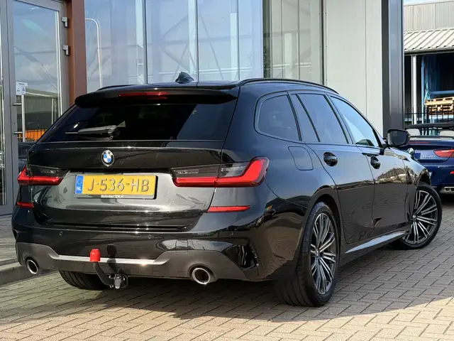 BMW 3 Series view 15