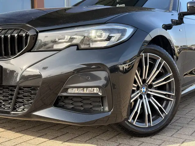 BMW 3 Series view 5