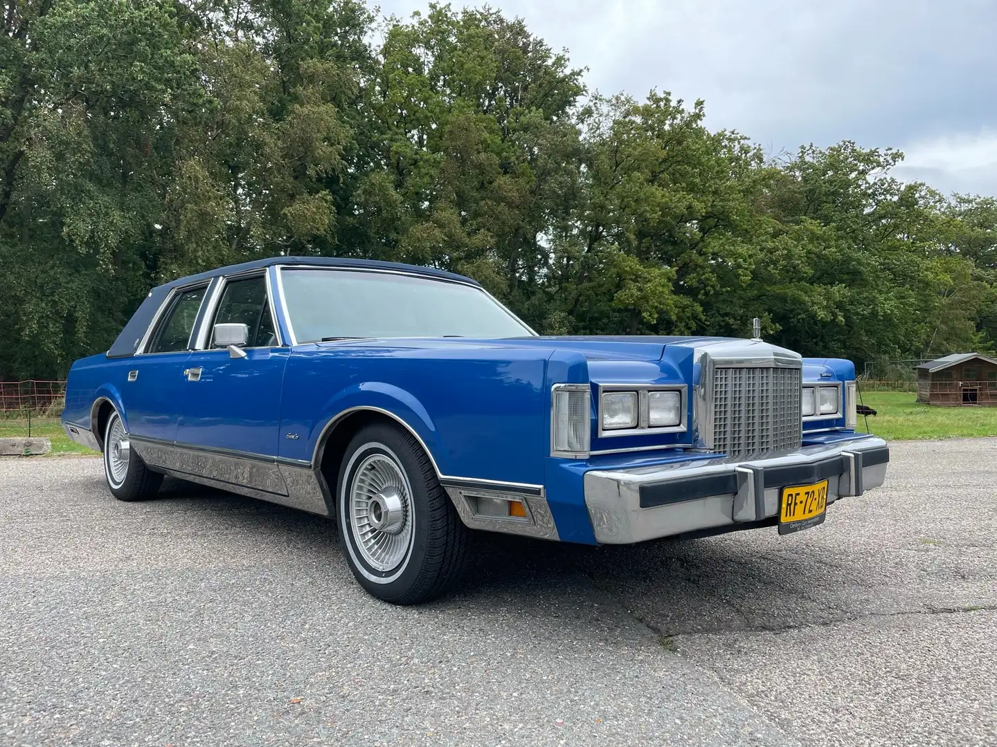 Lincoln Town Car In Nederland geleverd NAP logisch Blauw - 1