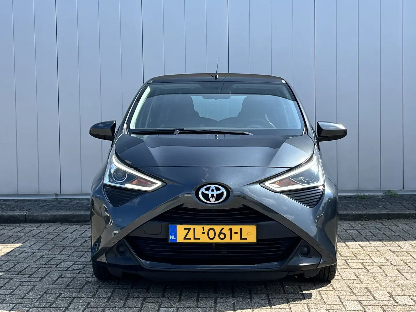 Toyota Aygo 1.0 VVT-i X-Play Carbio NL Auto Dealer onderhouden Gris - 2