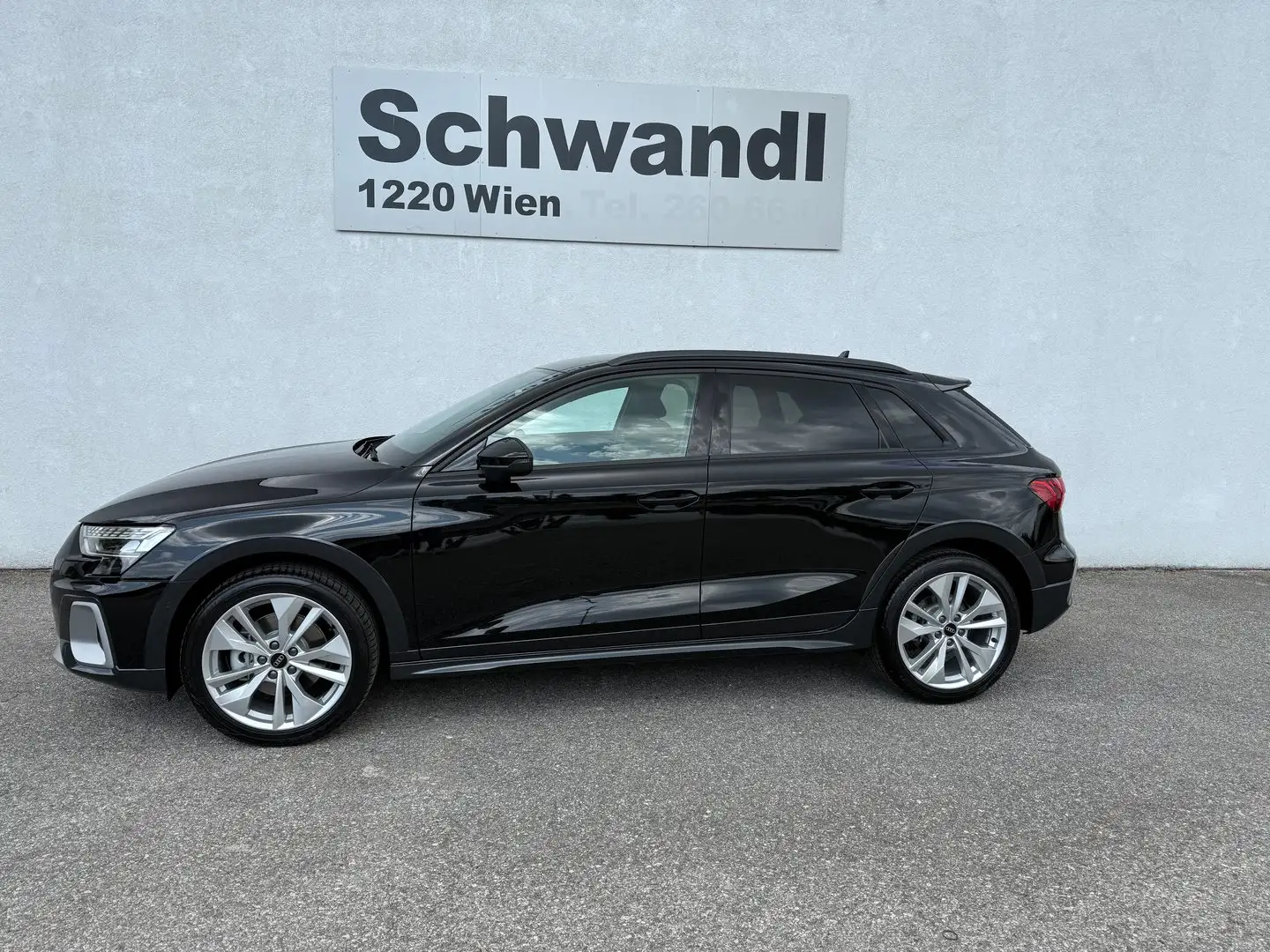 Audi A3 35 TFSI Schwarz - 1