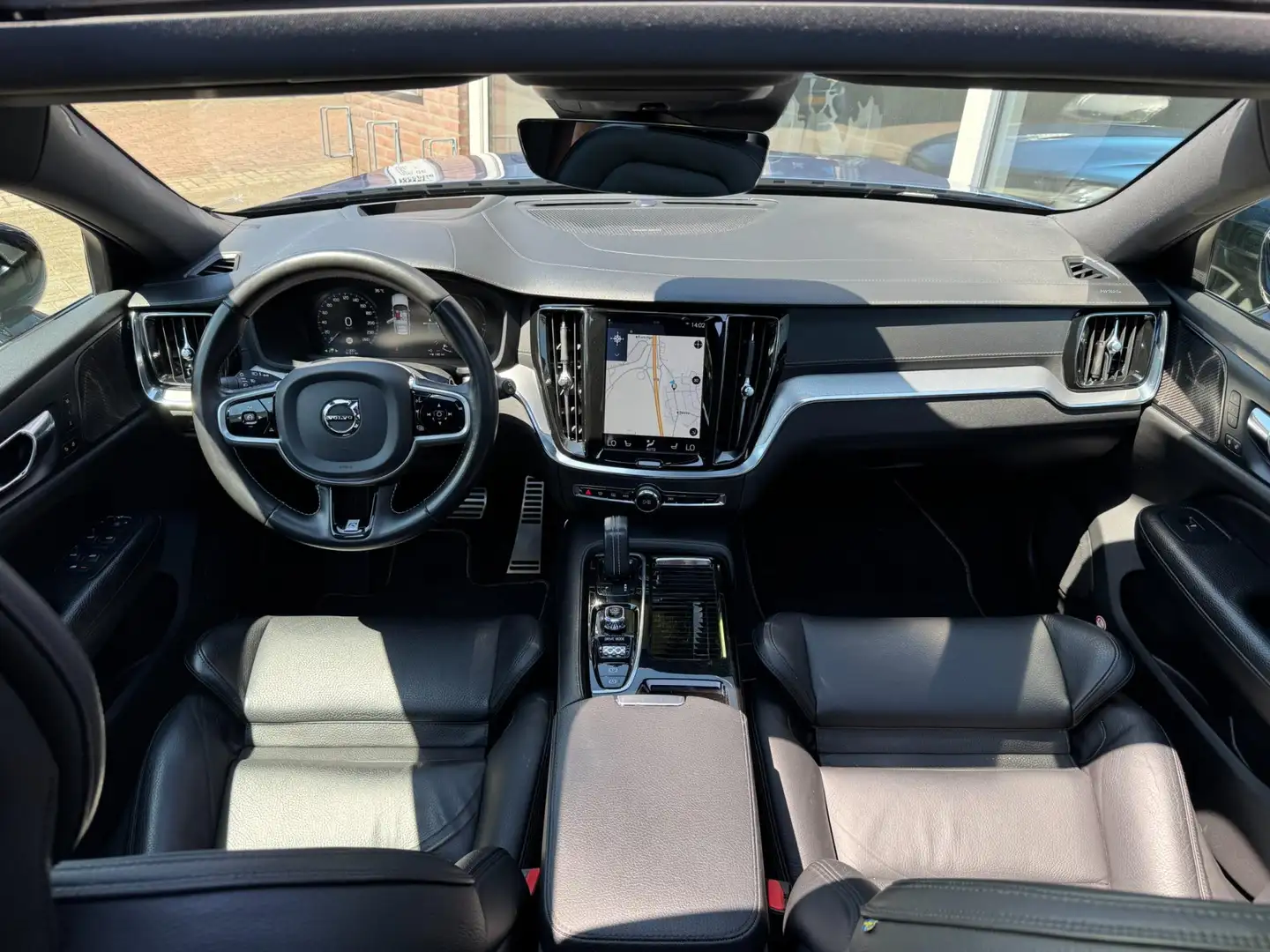 Volvo V60 2.0 T6 Twin Engine AWD R-Design I Pano I Leder I T Blauw - 2
