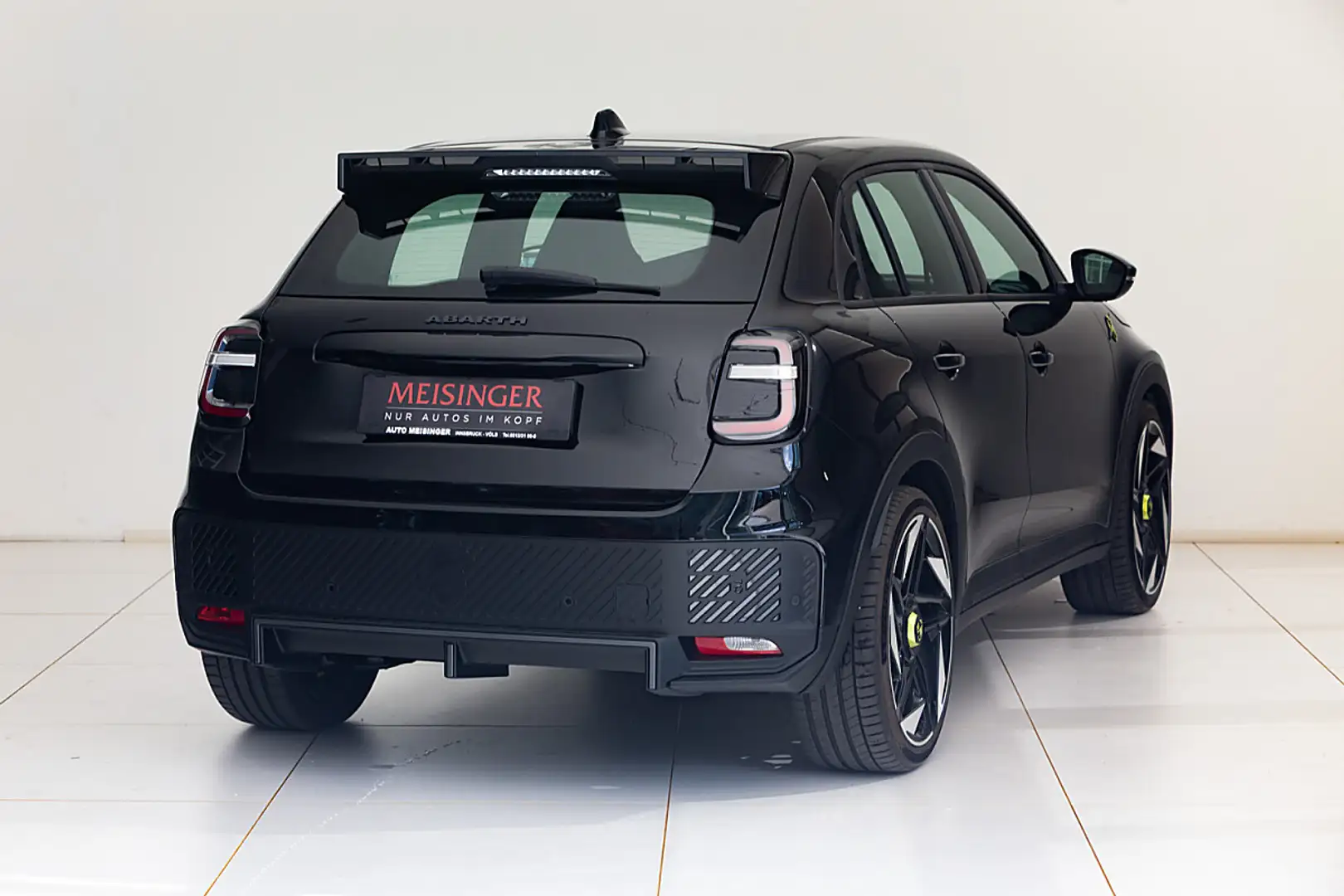 Abarth 600e Turismo Schwarz - 2