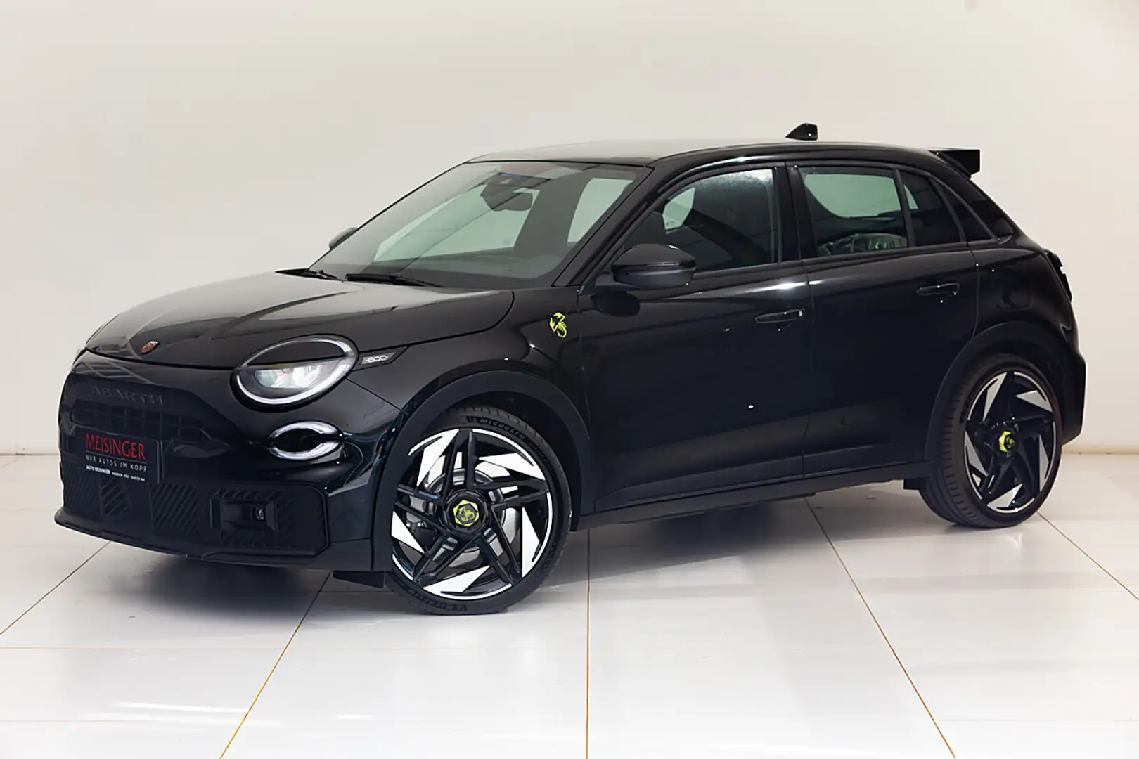 Abarth 600e Turismo Schwarz - 1
