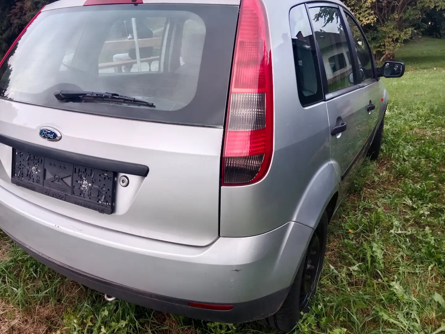 Ford Fiesta Fiesta 1,3 8V Silber - 1